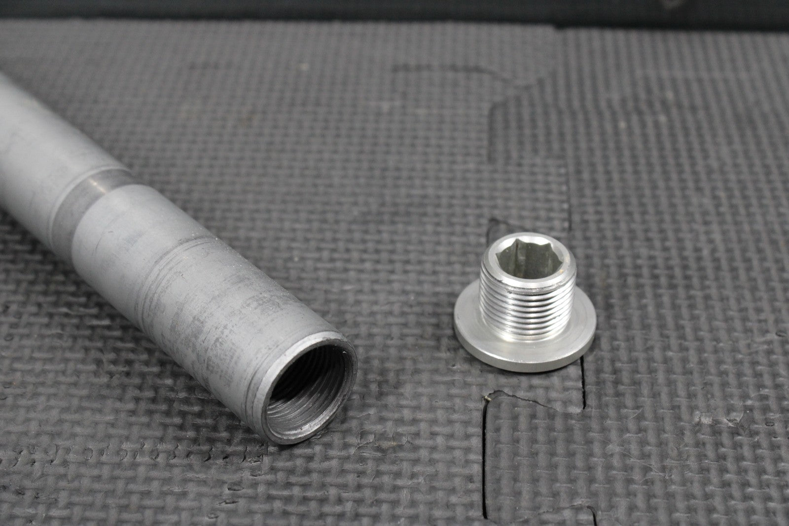 2013 HUSQVARNA TE511 OEM FRONT WHEEL RIM AXLE PIVOT BOLT 8000H1547 - hggarage