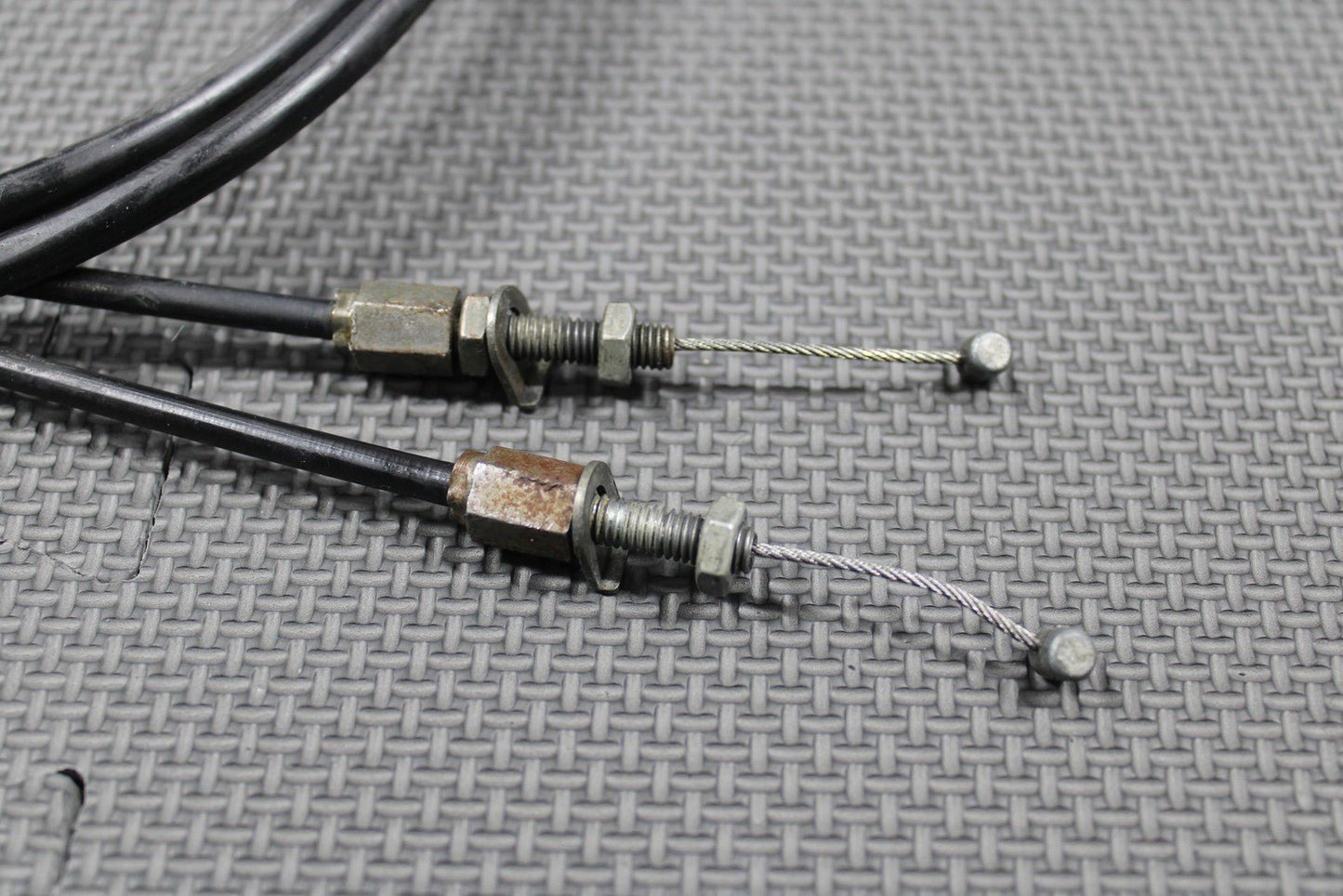 2008 07 - 09 HONDA CRF250R OEM RIGHT THROTTLE HOUSING ALUMINUM TUBE CABLES GOOD - hggarage
