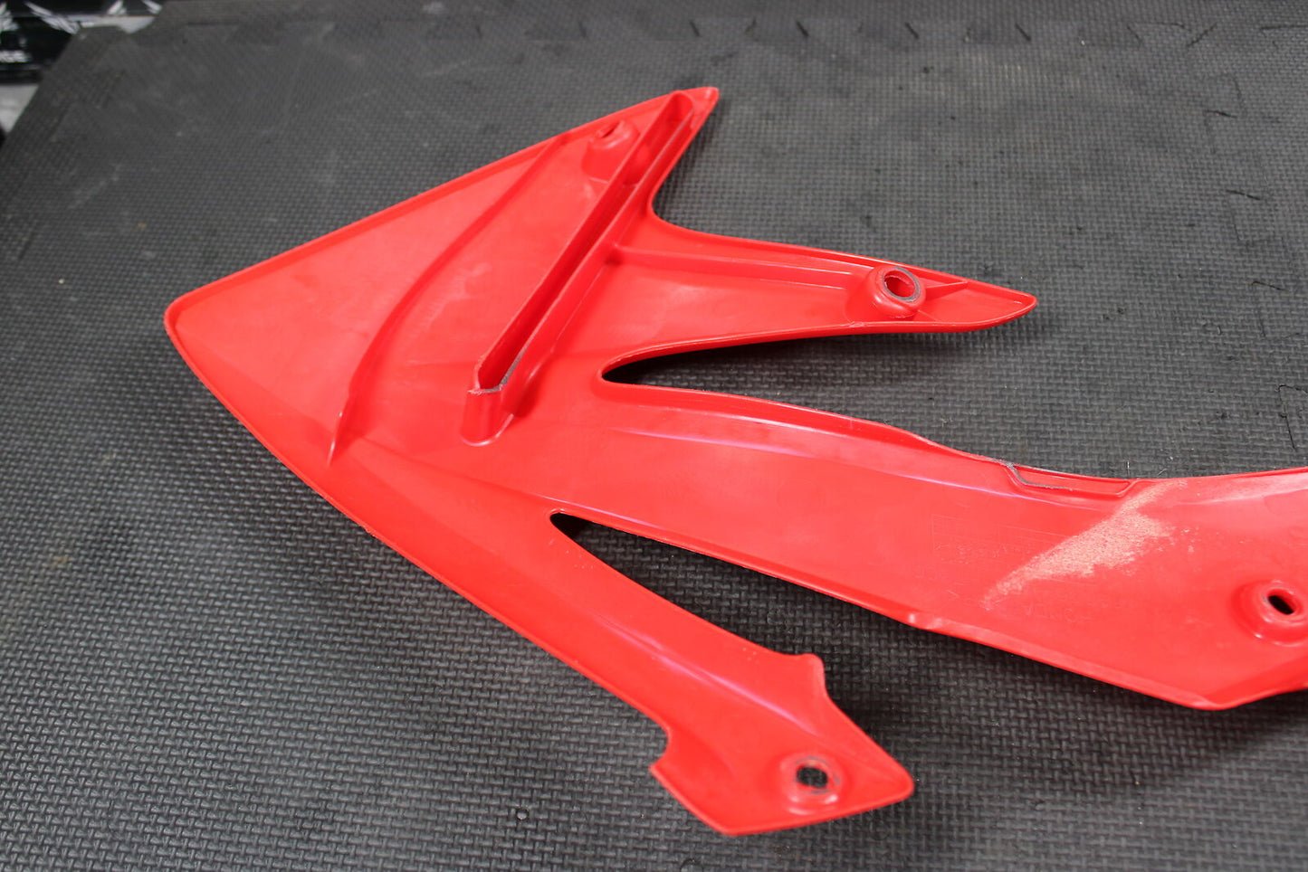 2007 HONDA CRF450R OEM LEFT PLASTIC PANEL FENDER STAY BRACKET 19035-MENF-7300