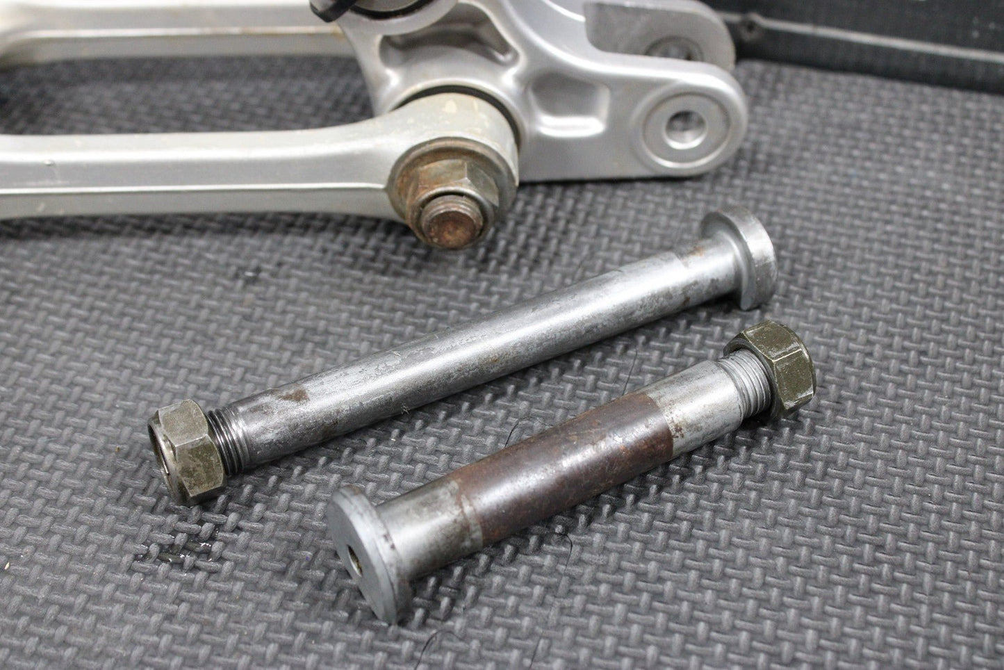 2006 YAMAHA YZ450F OEM REAR SHOCK LINKAGE LINKS RELAY ARM 5XC - 2217A - 90 - 00 - hggarage