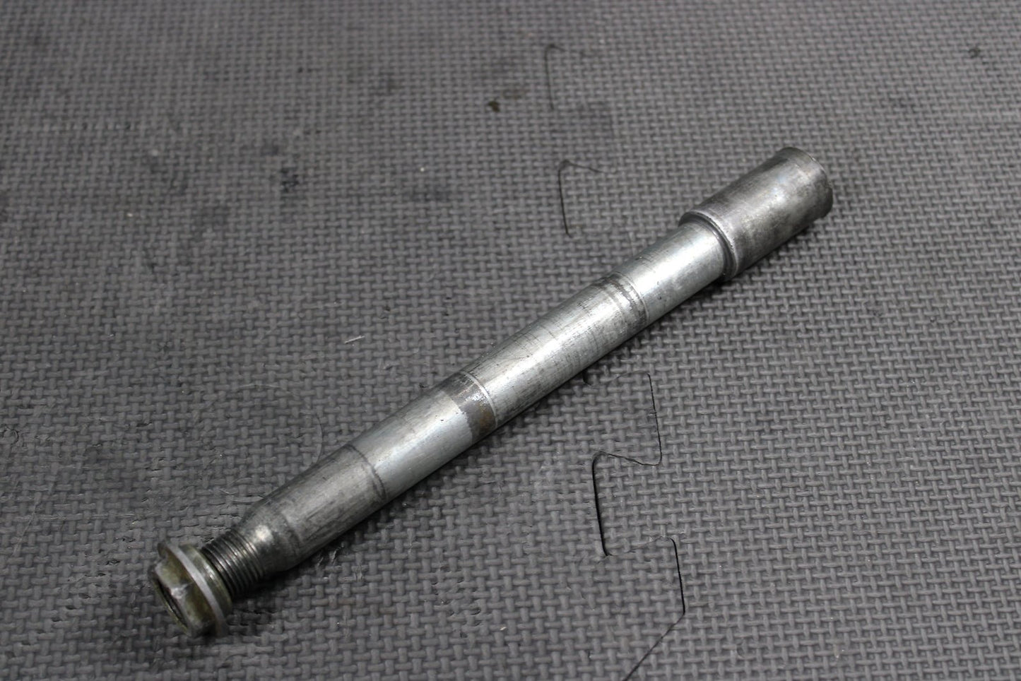 1998 YAMAHA YZ400F OEM FRONT WHEEL RIM AXLE PIVOT BOLT 5BE - 25181 - 00 - 00 - hggarage