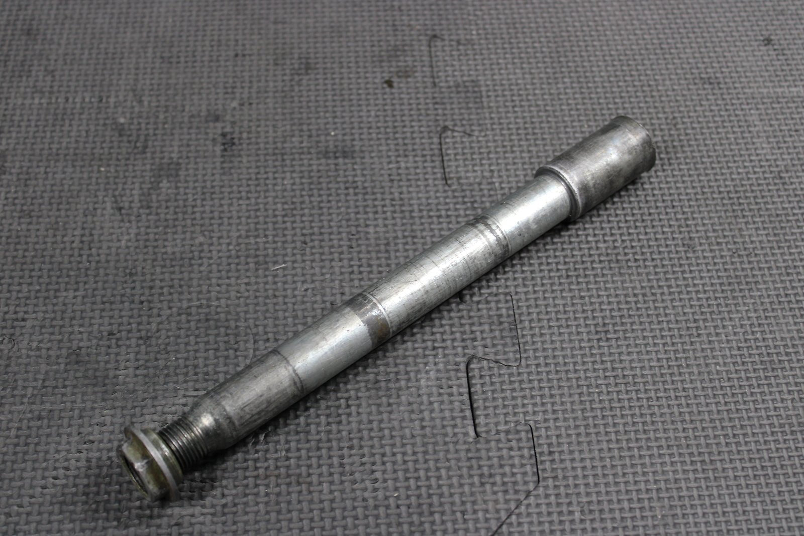 1998 YAMAHA YZ400F OEM FRONT WHEEL RIM AXLE PIVOT BOLT 5BE - 25181 - 00 - 00 - hggarage