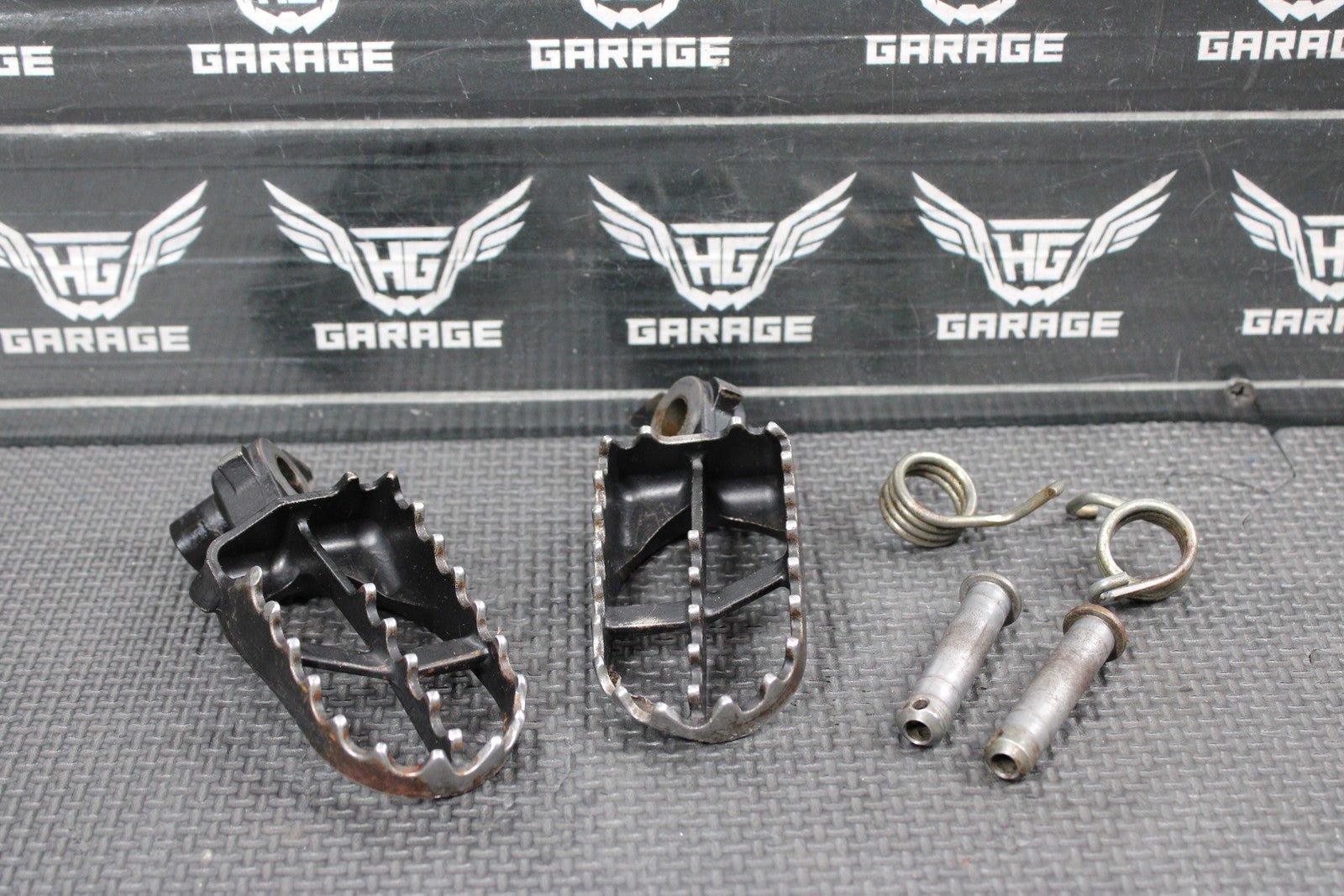 2007 YAMAHA YZ85 OEM FOOT PEGS PEDALS FRAME STAND FOOTPEG PEDAL FOOTREST - hggarage