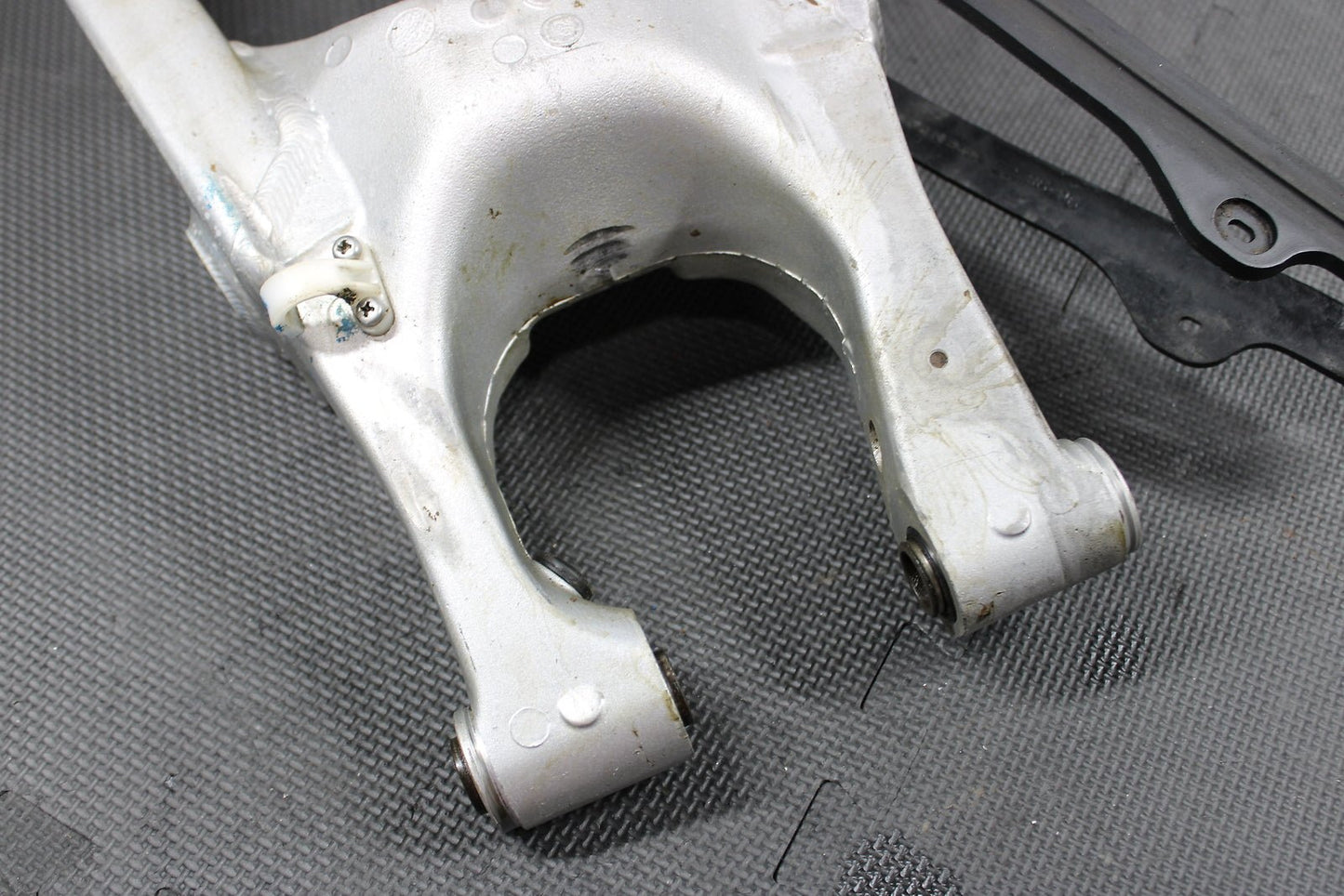 1999 YAMAHA OEM SWINGARM SWING ARM SUSPENSION 5MV - 22110 - 00 - 00 - hggarage