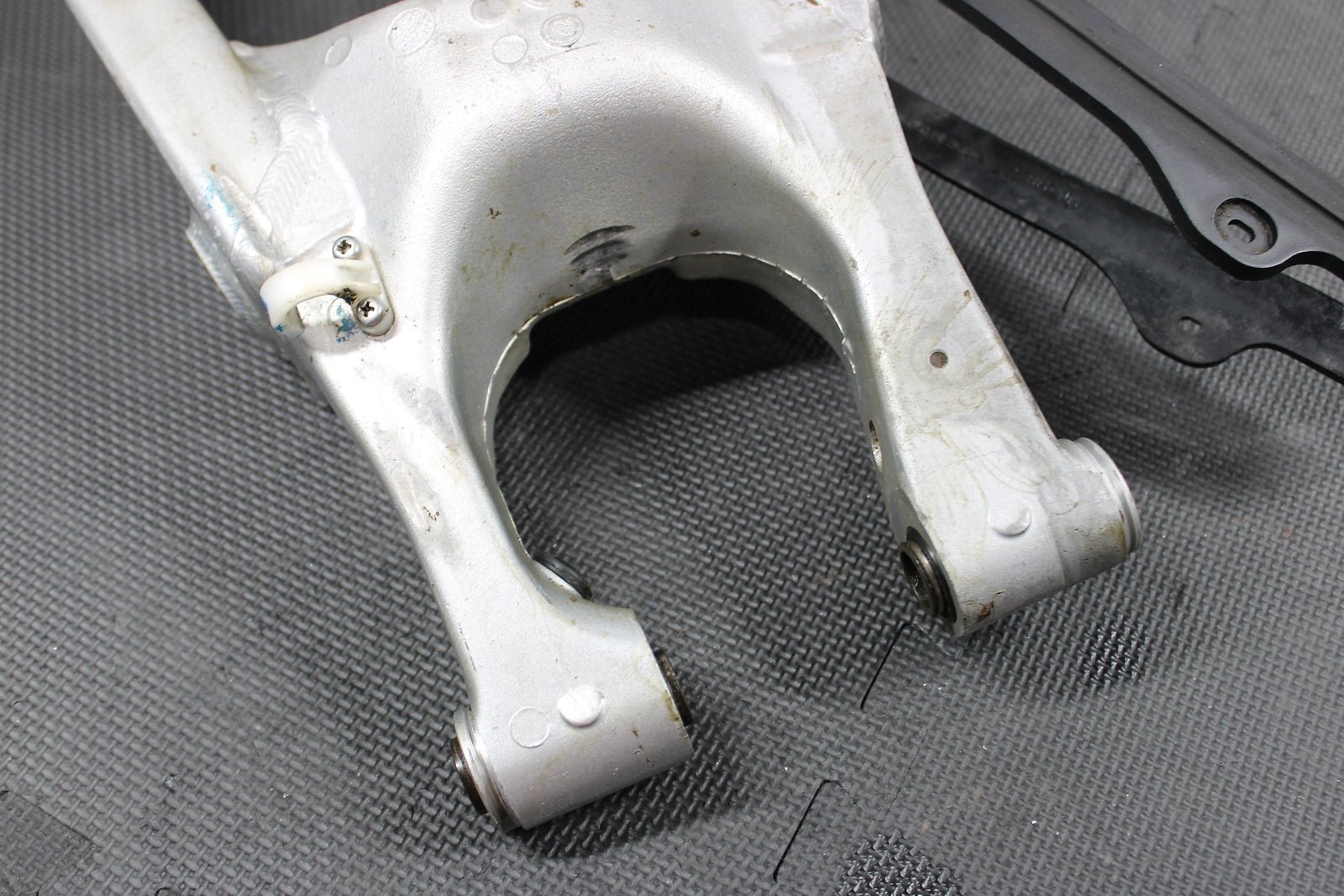 1999 YAMAHA OEM SWINGARM SWING ARM SUSPENSION 5MV - 22110 - 00 - 00 - hggarage