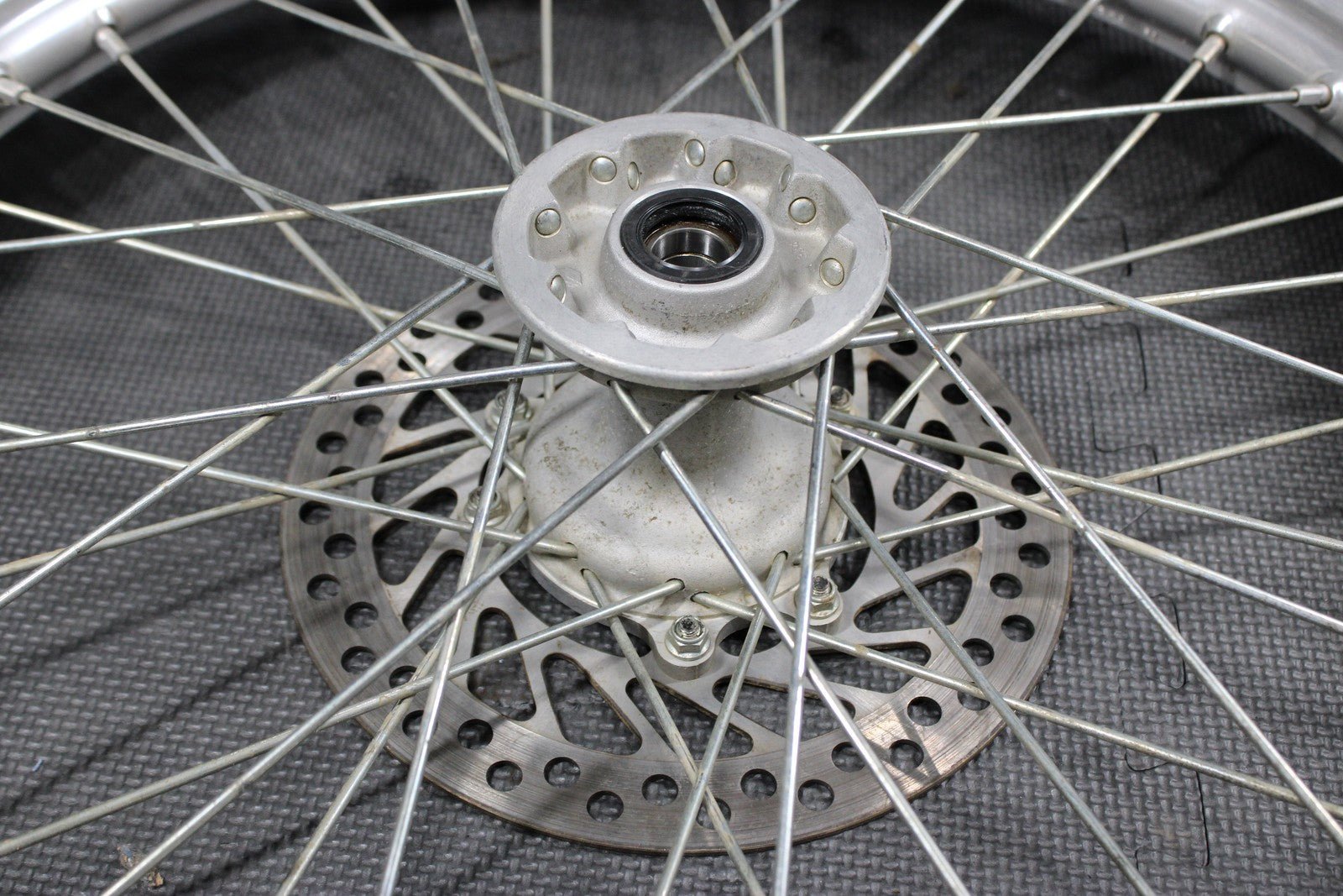2002 HONDA 02 - 03 CR250R OEM FRONT WHEEL RIM HUB SPOKES ASSEMLBY 44650 - KZ3 - J40 - hggarage