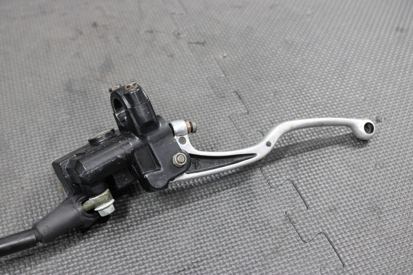 1991 YAMAHA BANSHEE 350 87 - 94 OEM FRONT BRAKE MASTER CYLINDER W HARDLINES GOOD! - hggarage