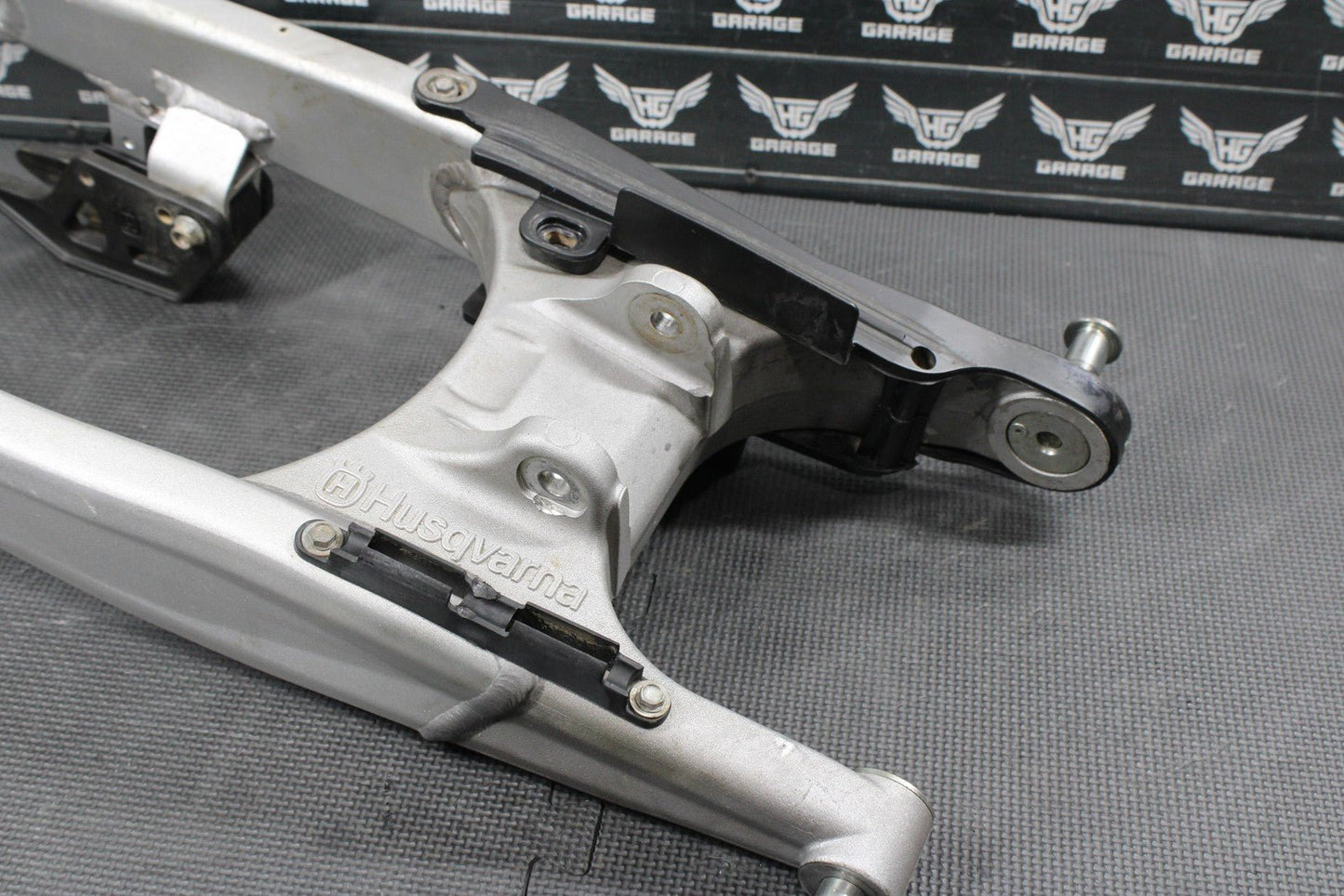 2013 HUSQVARNA TE511 OEM REAR SWINGARM SWING ARM SUSPENSION 8000H3158 READ DESC! - hggarage