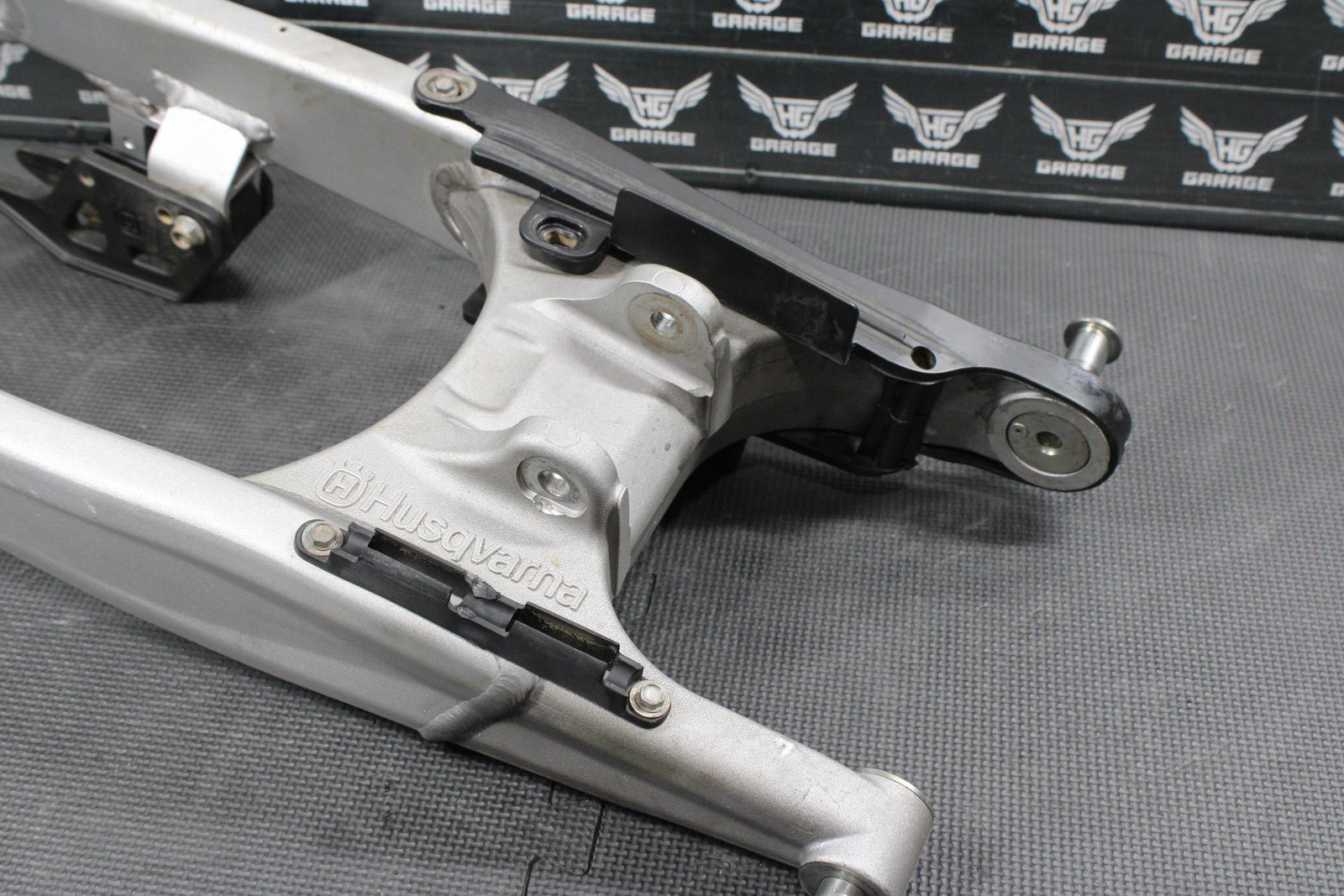 2013 HUSQVARNA TE511 OEM REAR SWINGARM SWING ARM SUSPENSION 8000H3158 READ DESC! - hggarage