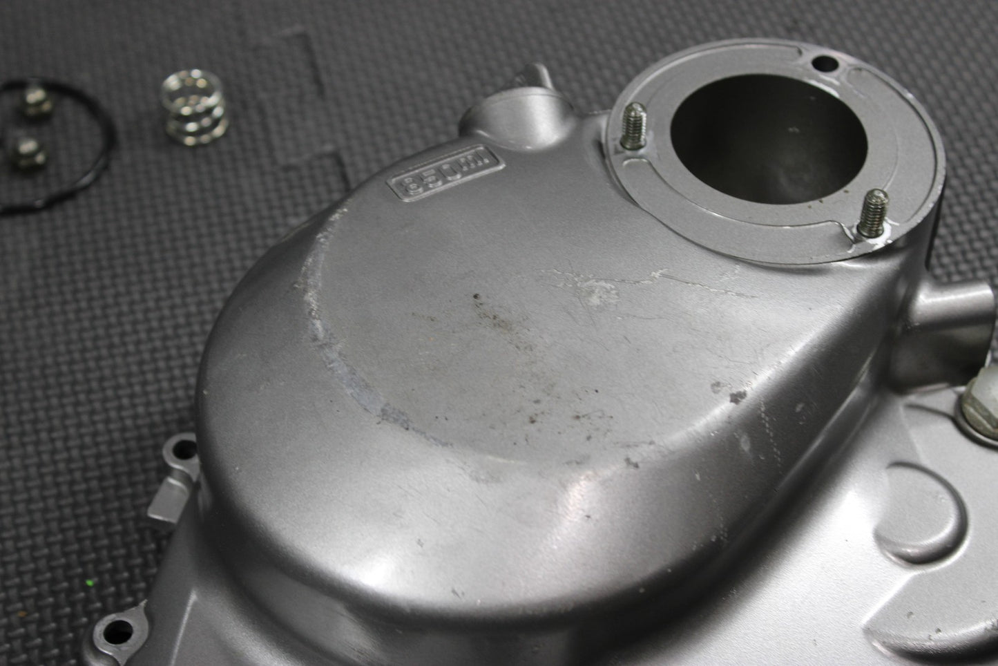 2005 SUZUKI DR200SE 01 - 05 OEM ENGINE MOTOR RIGHT SIDE CLUTCH COVER 11340 - 42A30 - hggarage
