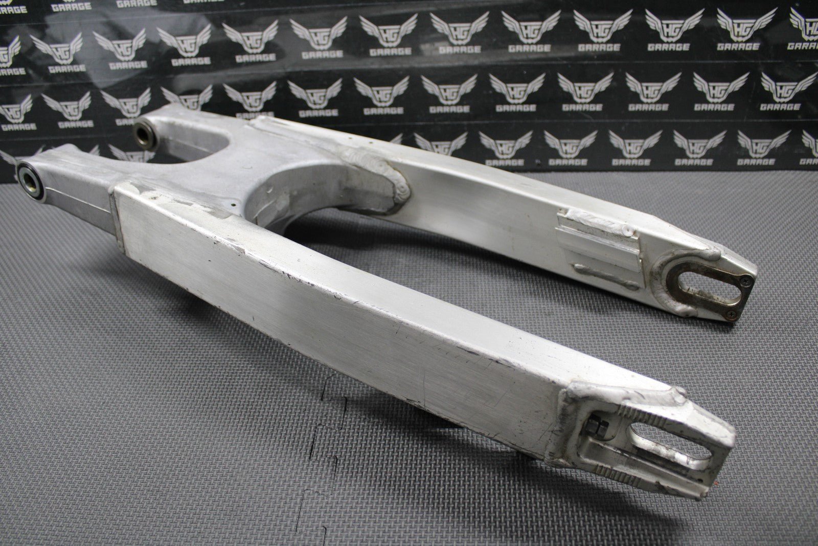1999 SUZUKI RM125 RM250 OEM SWINGARM SWING ARM SUSPENSION 61000 - 37E10 NICE! - hggarage
