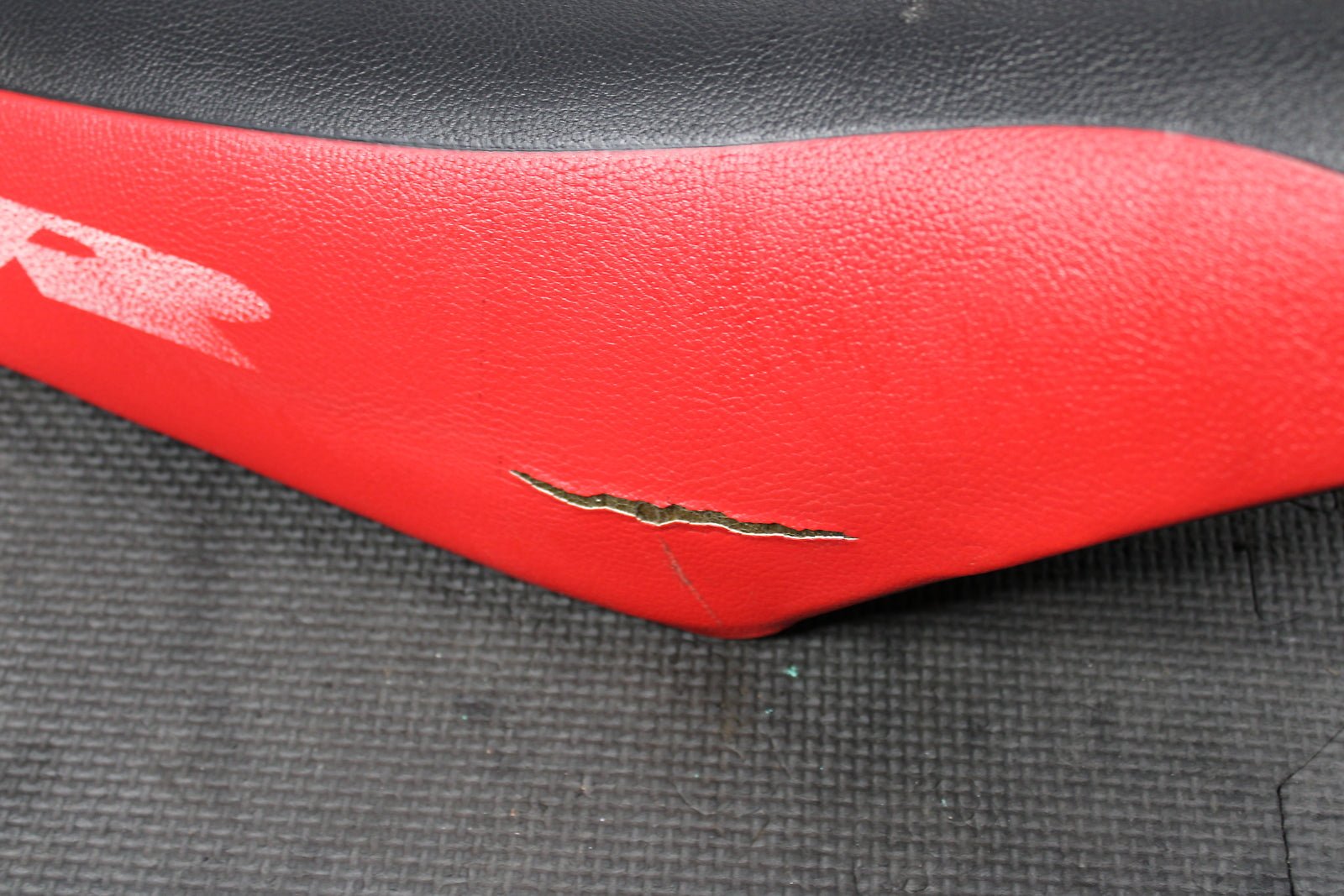 2000 HONDA 2000 CR125R CR250R OEM SEAT SADDLE 77100 - KZ4 - J20 - hggarage