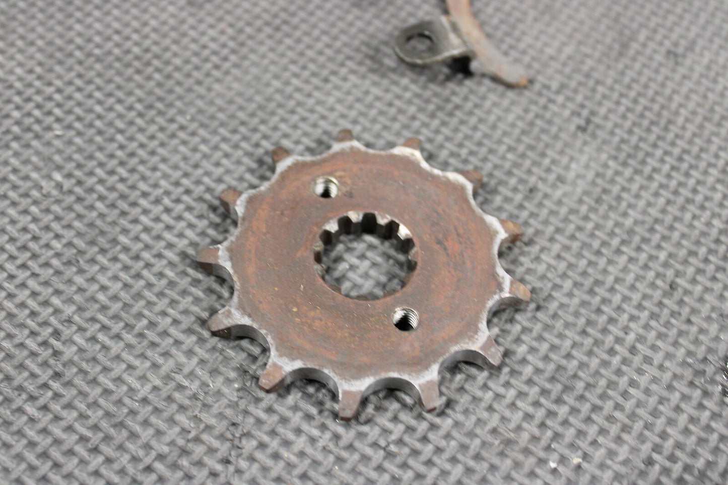 2001 HONDA XR250R OEM MOTOR ENGINE FRONT SPROCKET COVER 11351-KCE-670