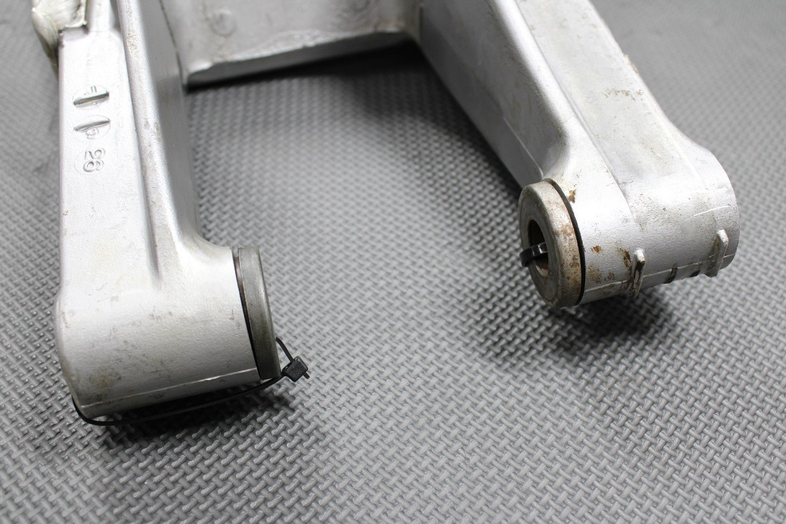 1994 SUZUKI 93 - 95 RM125 RM250 OEM SWINGARM SWING ARM SUSPENSION 61000 - 28E11 GOOD - hggarage