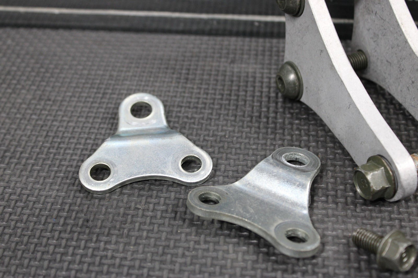 2005 YAMAHA 04 - 05 YZ450F OEM ENGINE MOTOR MOUNT STAY BRACKETS - hggarage