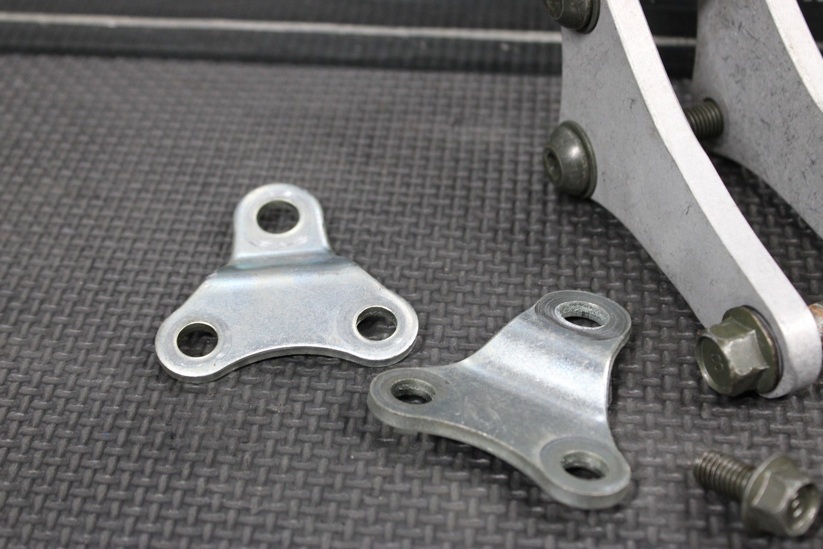 2005 YAMAHA 04 - 05 YZ450F OEM ENGINE MOTOR MOUNT STAY BRACKETS - hggarage