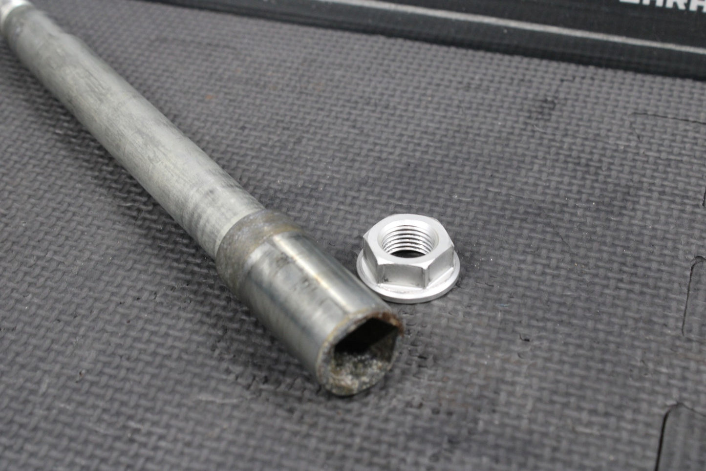 2018 HONDA04 - 22 CRF250R OEM FRONT WHEEL RIM AXLE PIVOT BOLT 44301 - MEN - 000 - hggarage
