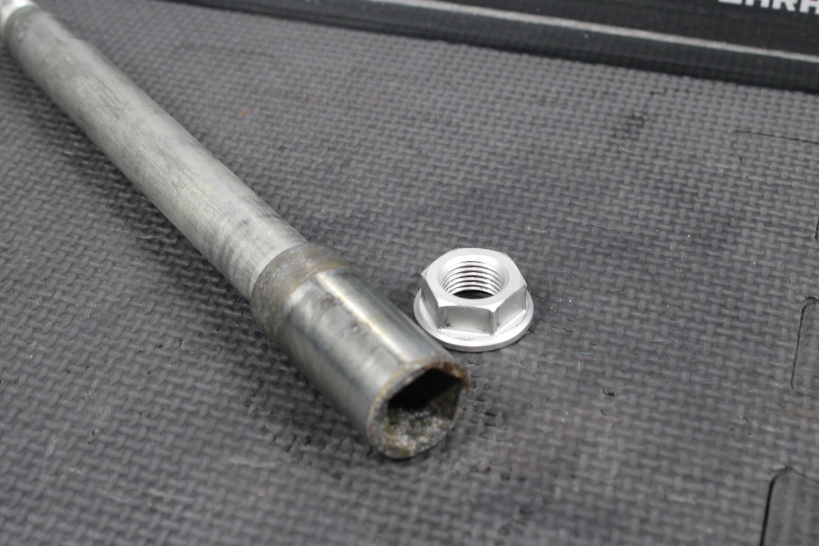 2018 HONDA04 - 22 CRF250R OEM FRONT WHEEL RIM AXLE PIVOT BOLT 44301 - MEN - 000 - hggarage