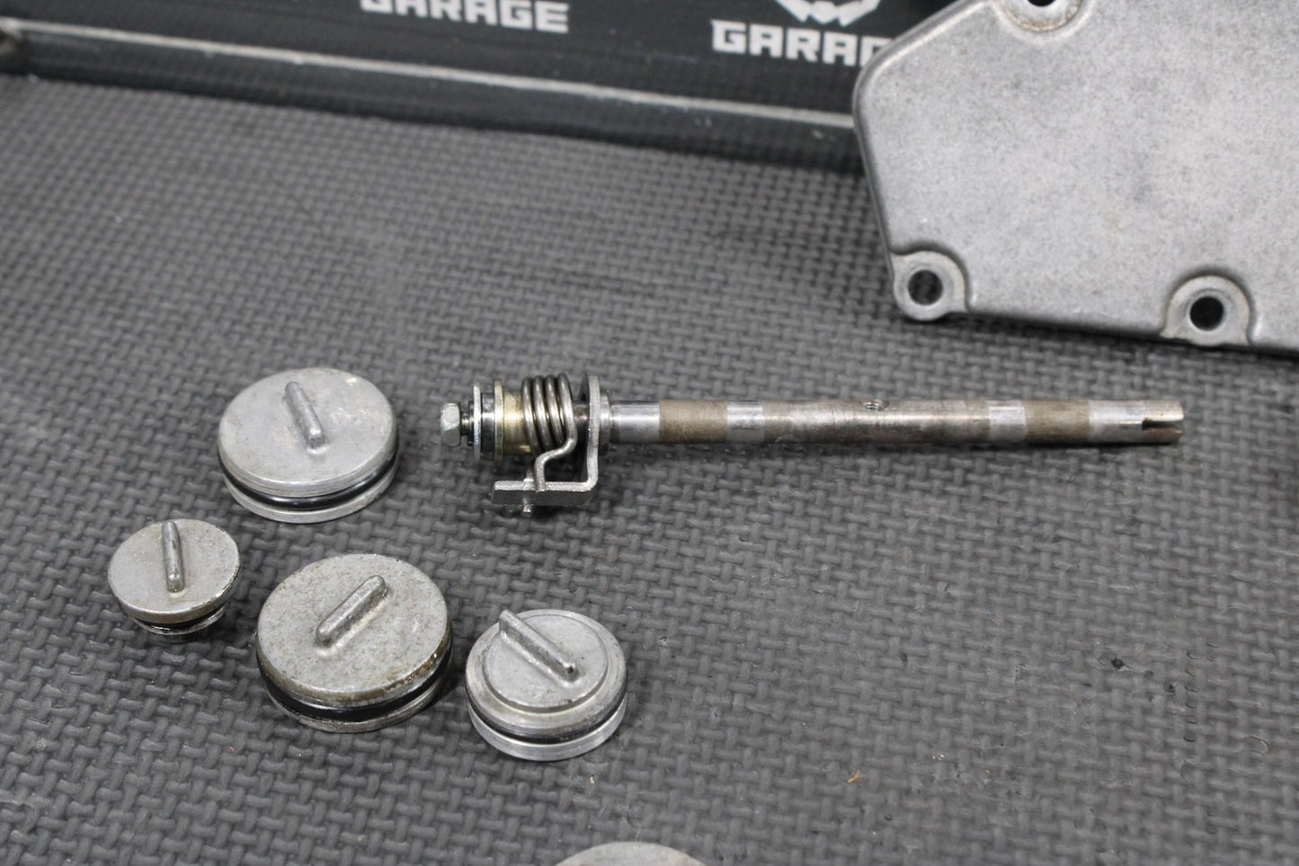 1997 SUZUKI RM250 OEM ENGINE POWER VALVE GOVERNOR EXHUAST VALVE 11254 - 37E10 NICE - hggarage
