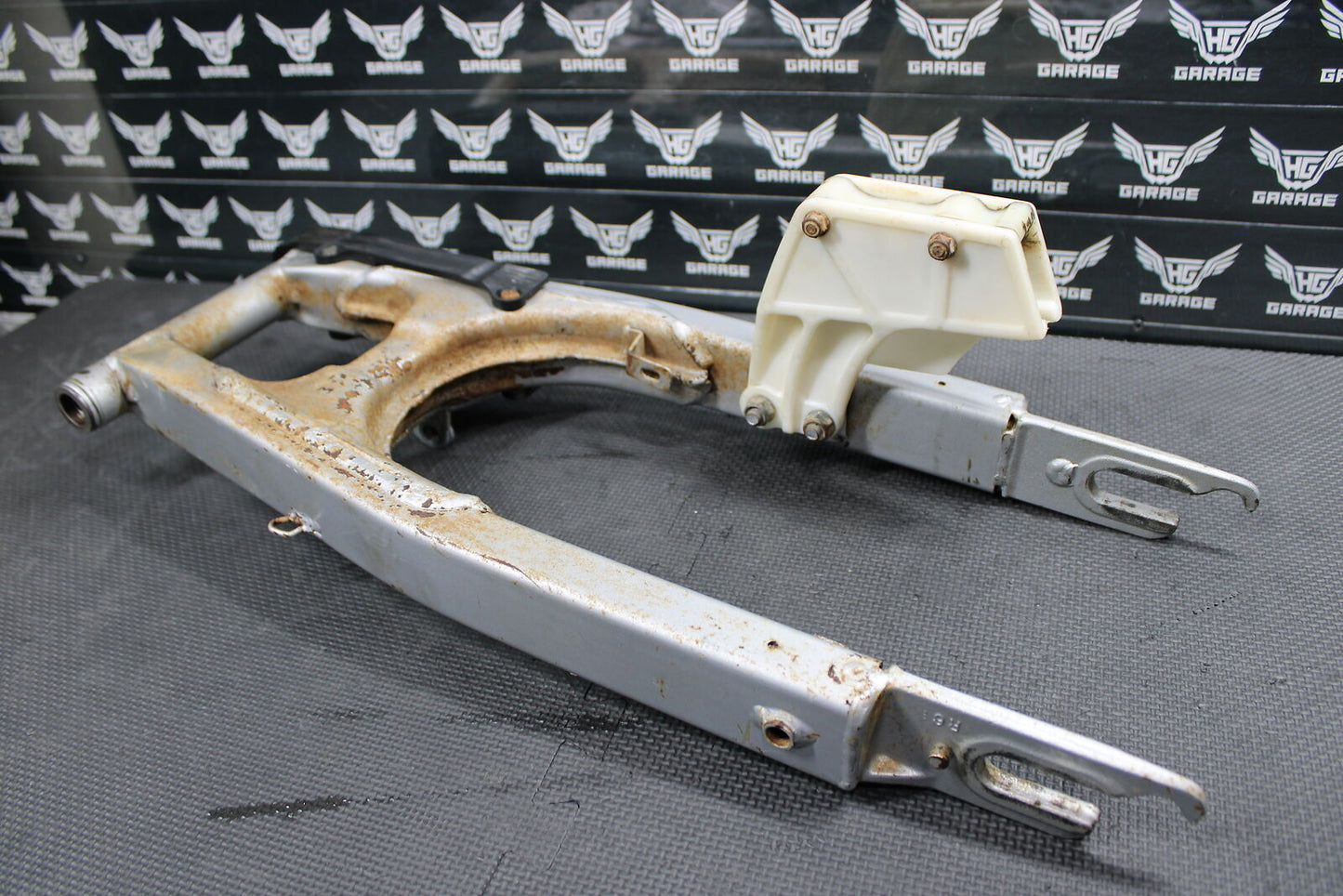 2001 00-02 HONDA XR200R OEM SWINGARM SWING ARM SUSPENSION 52200-KT0-A30ZA