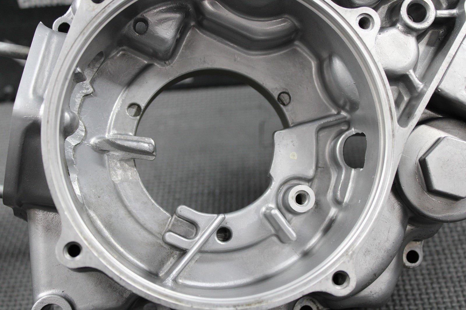 1999 HONDA XR200R 88 - 02 OEM LEFT ENGINE MOTOR CRANKCASE CRANK CASE 11200 - KT0 - 680 - hggarage