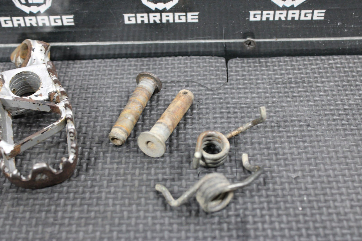 1996 KAWASAKI KX125 OEM FOOT PEGS PEDALS FRAME STAND PEDAL FOOTREST 34028 - 1332 - C - hggarage