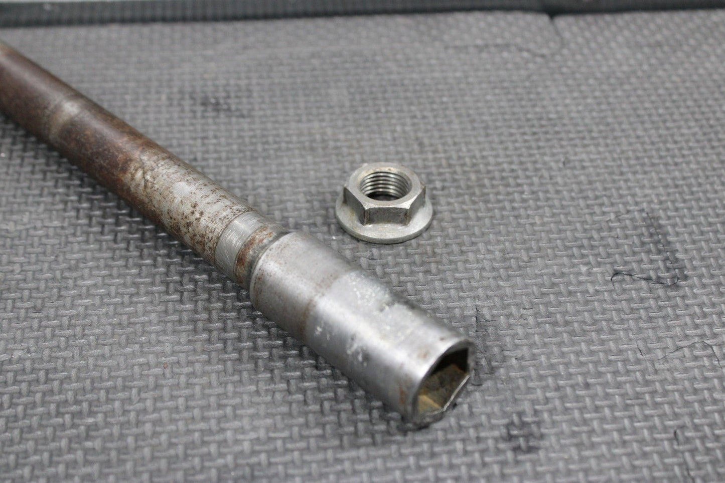 1998 HONDA CR125R 95 - 01 OEM FRONT WHEEL RIM AXLE PIVOT BOLT 44301 - MAC - 780 - hggarage