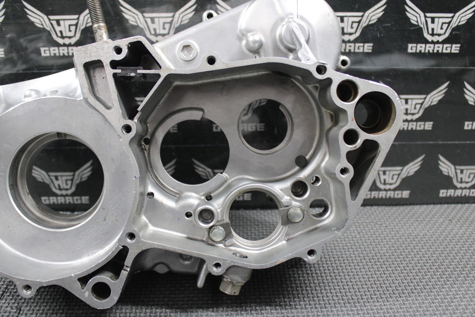 1995 93 - 96 HONDA CR250R OEM RIGHT ENGINE CRANKCASE CRANK CASE 11100 - KZ3 - 406 CRAC - hggarage