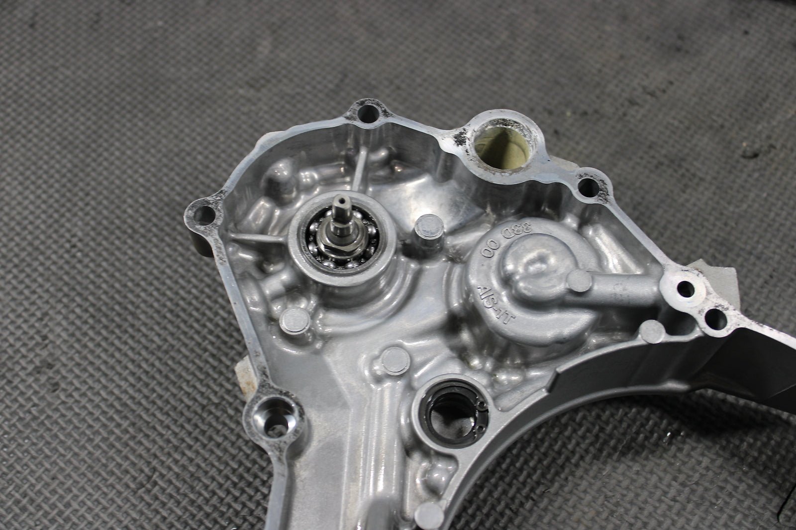 2010 Yamaha YZ450F OEM Engine Motor Side Clutch Cover Assembly 33D - 15415 - 10 - 00 - hggarage
