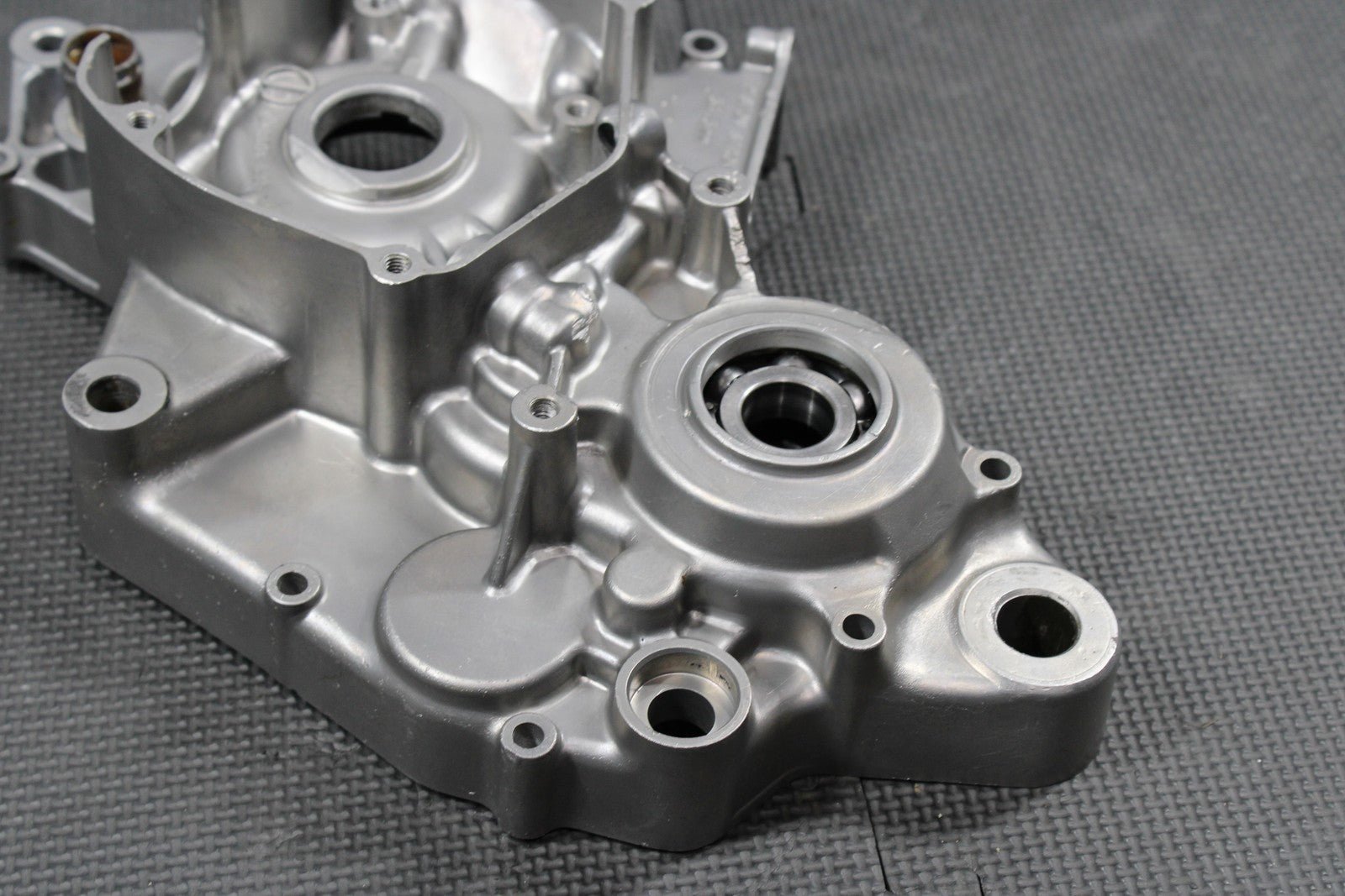 2000 SUZUKI RM125 99 - 00 OEM LEFT ENGINE MOTOR CRANKCASE CRANK CASES BLOCK - hggarage