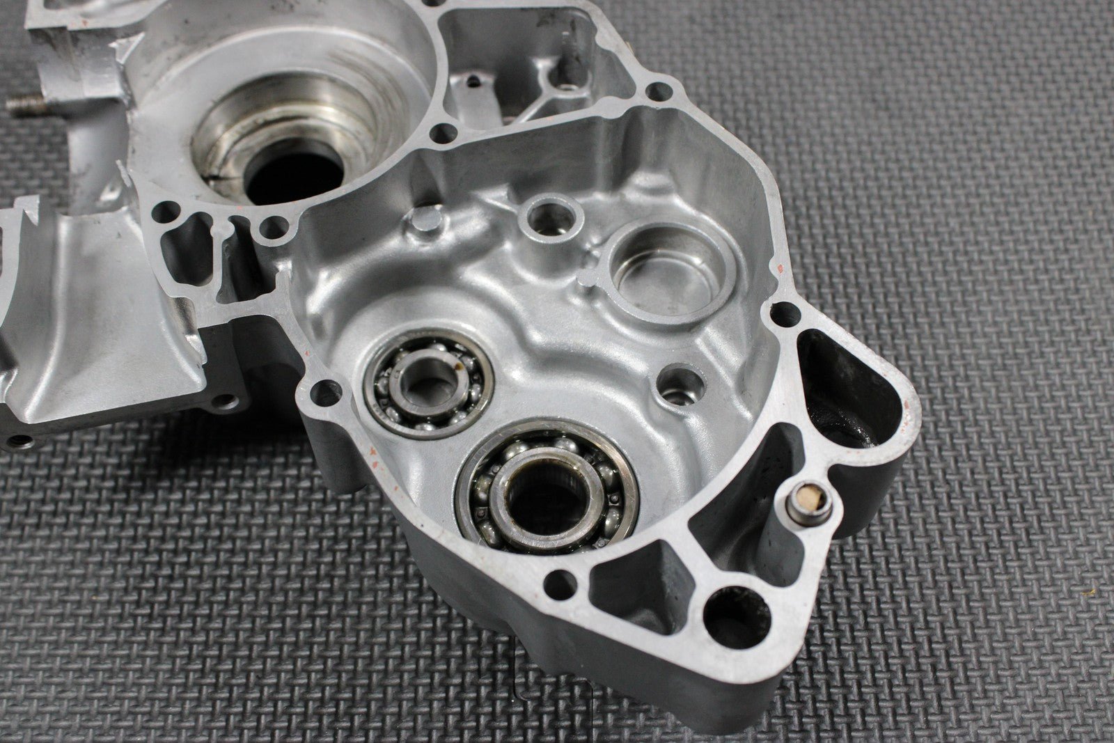2001 SUZUKI RM80 OEM LEFT ENGINE MOTOR CRANKCASE CRANK CASES BLOCK 11300 - 03812 - hggarage
