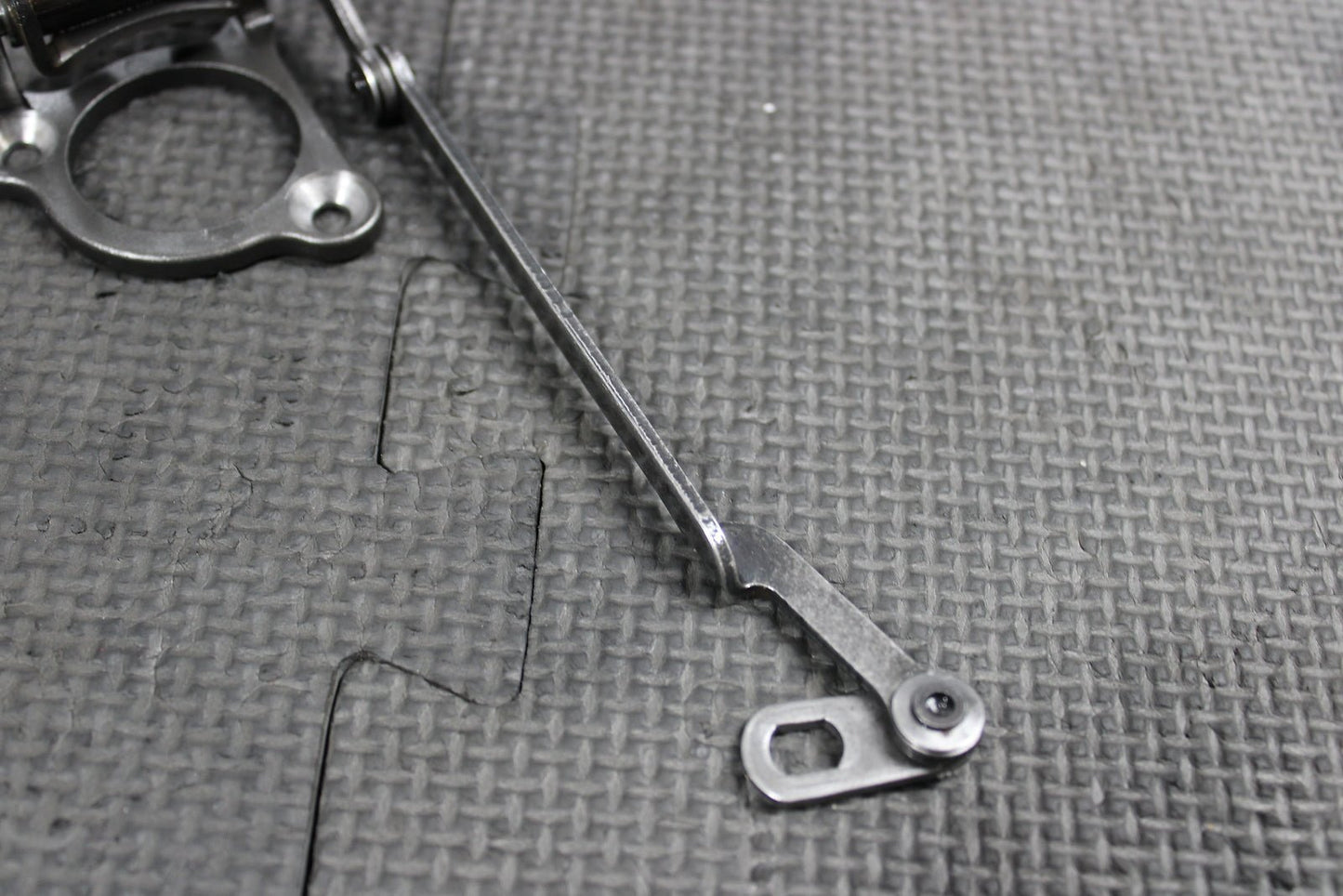 2004 Suzuki 01 - 06 RM250 OEM Engine Powervalve Exhuast Valve Linkage Governor - hggarage
