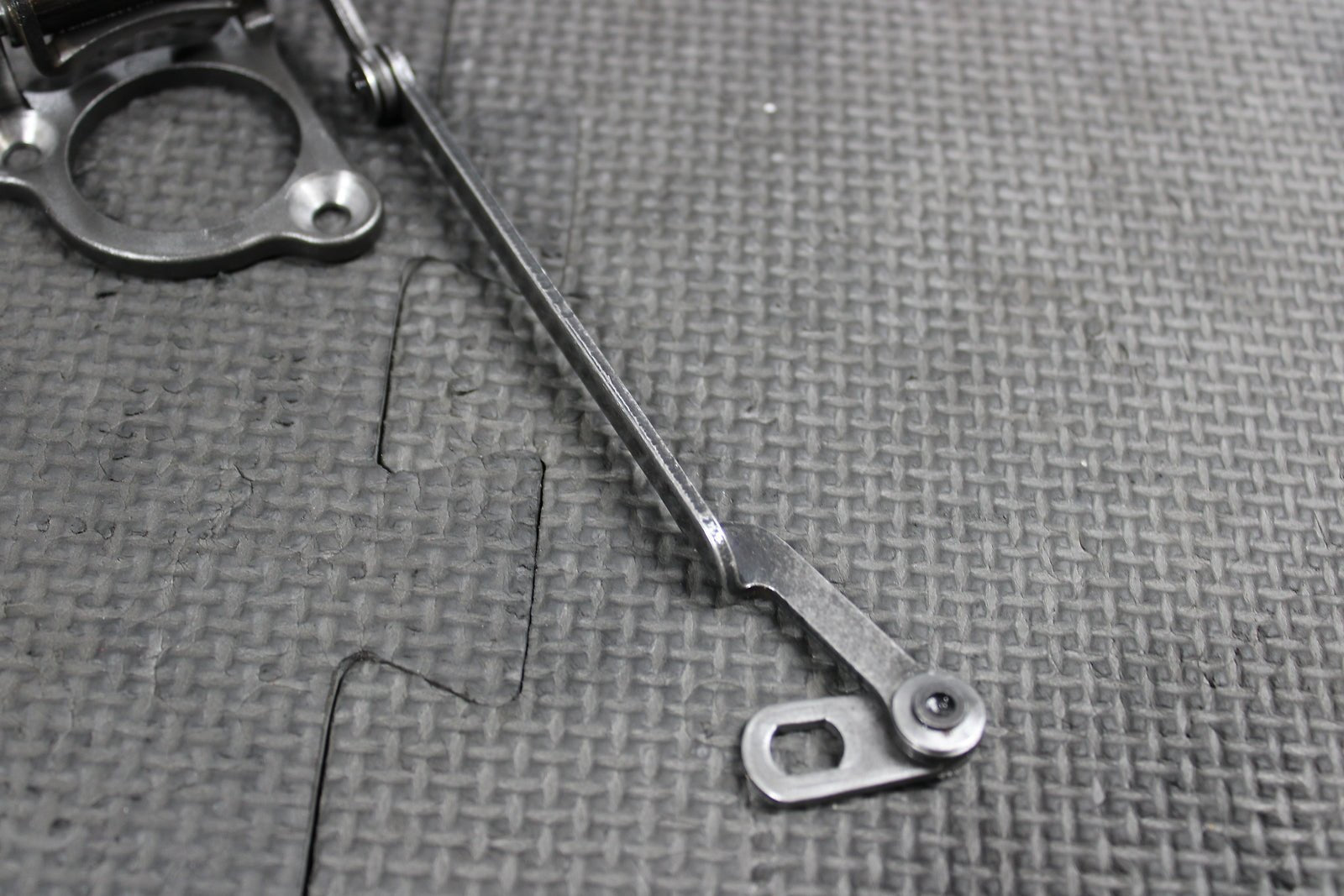 2004 Suzuki 01 - 06 RM250 OEM Engine Powervalve Exhuast Valve Linkage Governor - hggarage