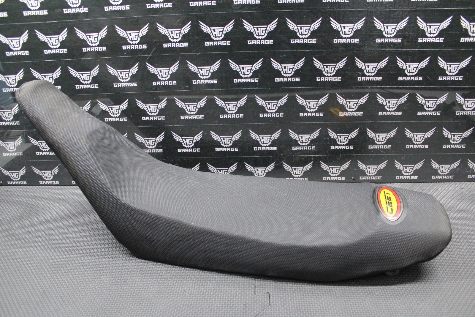 1999 SUZUKI RM250 OEM SEAT SADDLE FOAM PAN SHAVED LOW W/ CEET GRIPPER COVER - hggarage