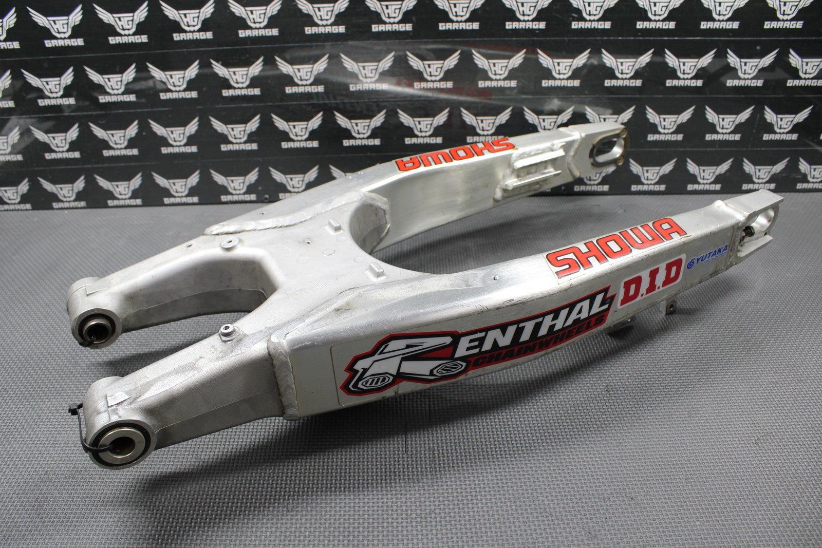2005 HONDA CRF450R OEM SWINGARM SWING ARM REAR SUSPENSION 52200 - MEN - 710 - hggarage