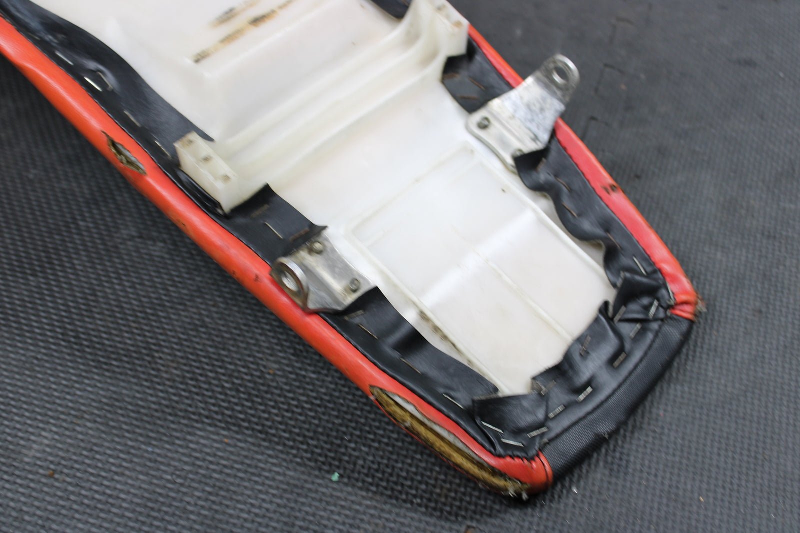 1999 HONDA CR80R CR80RB OEM SEAT SADDLE 77100 - GBF - J20 - hggarage