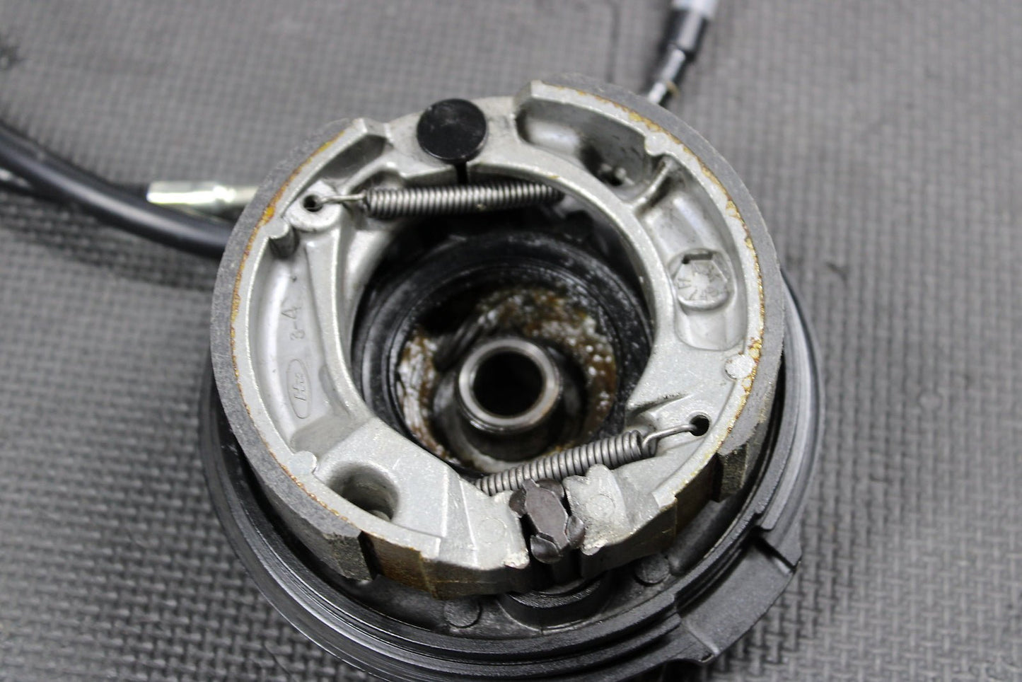 2001 Honda XR200R 84 - 88 / 1990 1991 / 93 - 02 OEM Front Brake Caliper 06430 - Gbj - J1 - hggarage