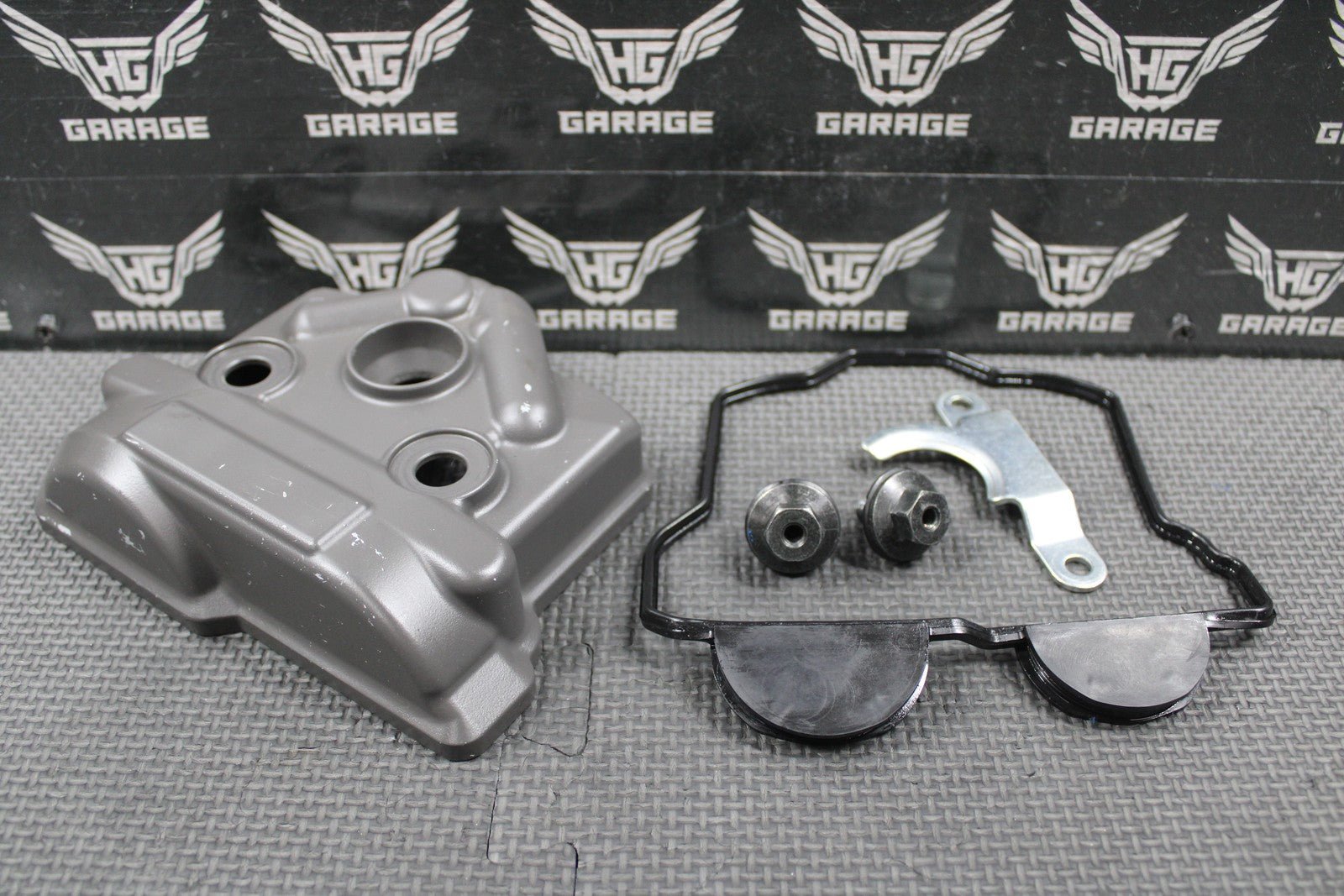 2019 SUZUKI 17 - 25 RMZ250 OEM CYLINDER HEAD VALVE COVER W BOLTS 11171 - 49H01 - hggarage