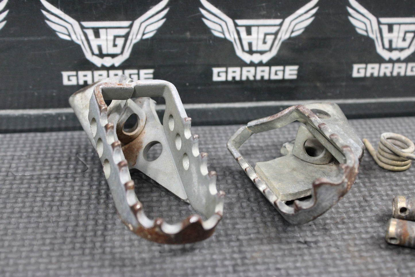 2000 YAMAHA TTR125 TTR125L OEM LEFT RIGHT FOOT PEGS PEDALS FRAME STAND - hggarage