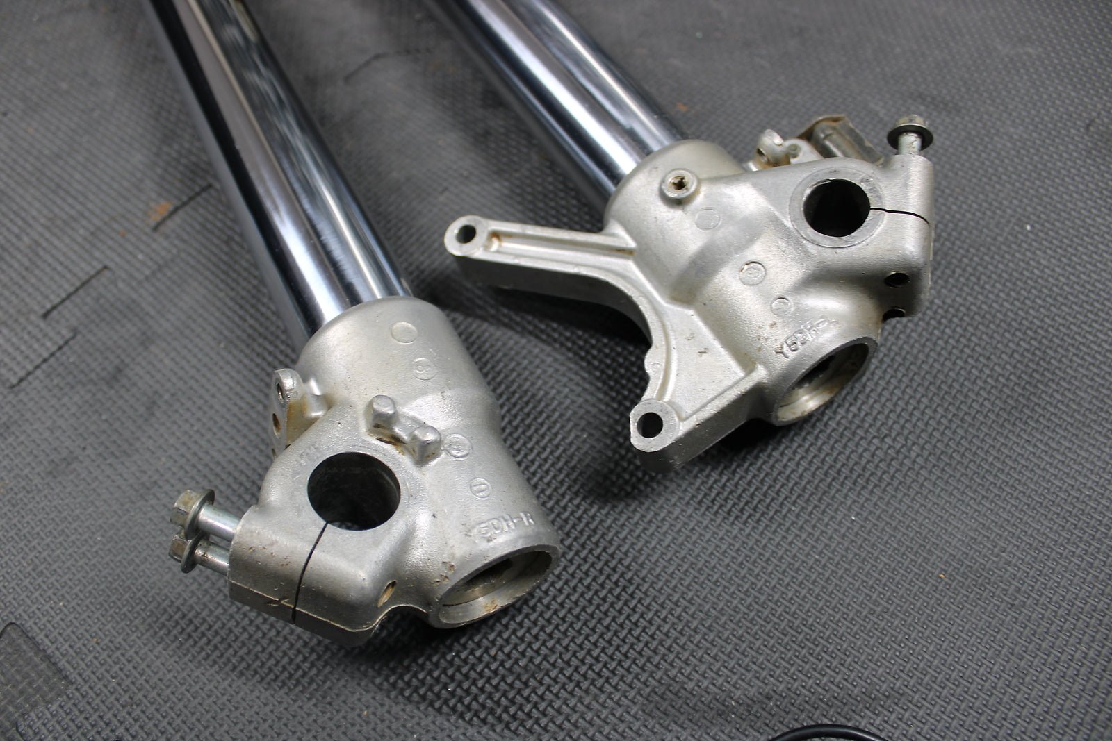 1999 YAMAHA YZ250 OEM RIGHT LEFT FRONT SUSPENSION FORKS SHOCKS 5CU - 23102 - 00 - 00 - hggarage