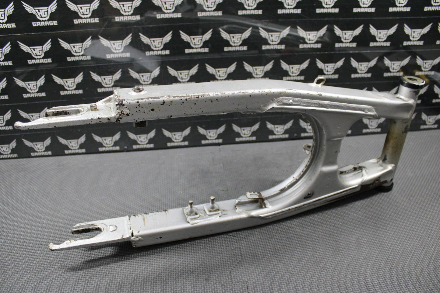 1999 HONDA XR200R 91 - 99 OEM SWINGARM SWING ARM REAR SUSPENSION 52100 - KT0 - 870 - hggarage
