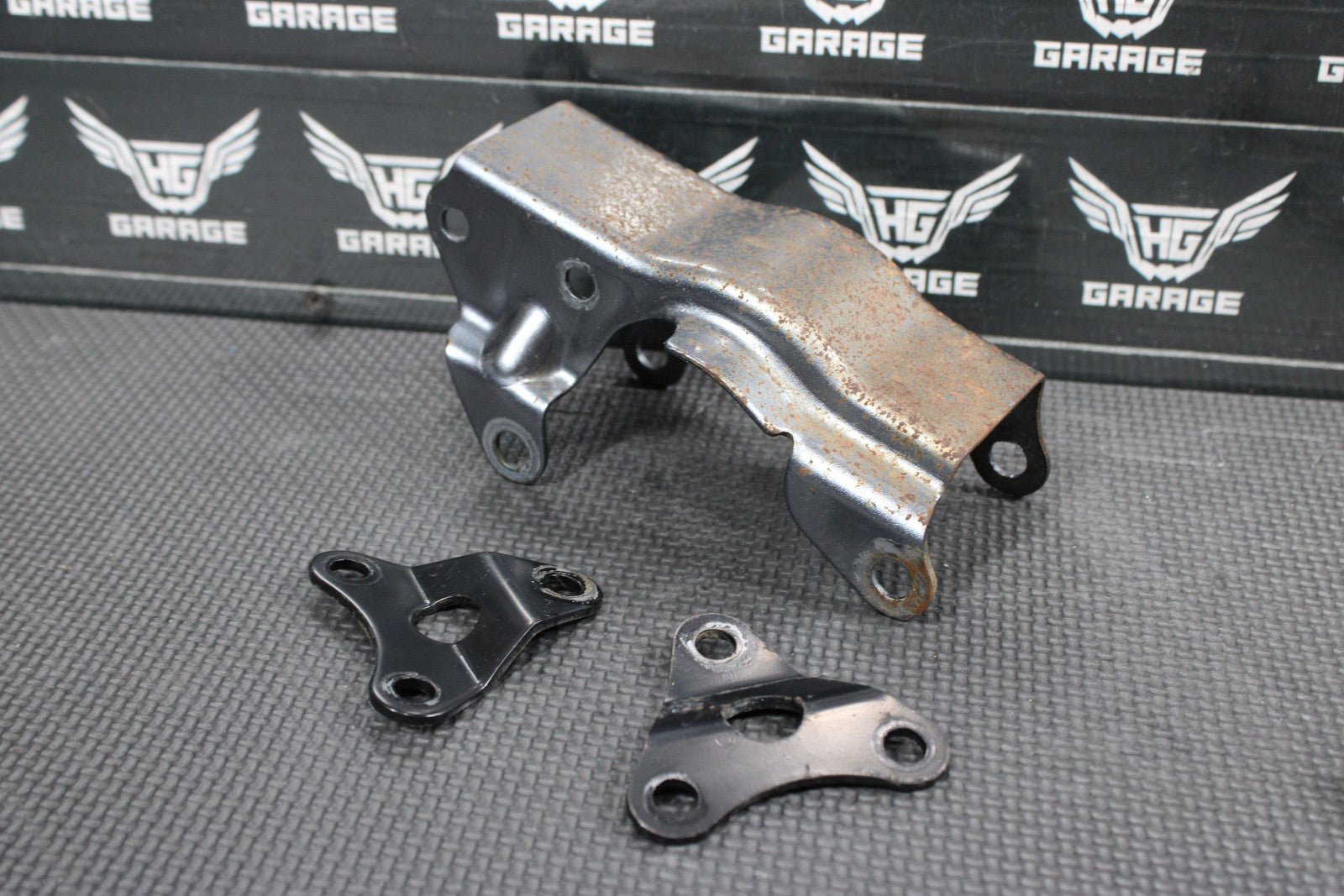 2005 SUZUKI DR200SE 03 - 05 OEM ENGINE MOTOR MOUNT STAY BRACKETS BOLTS ASSEMBLY - hggarage