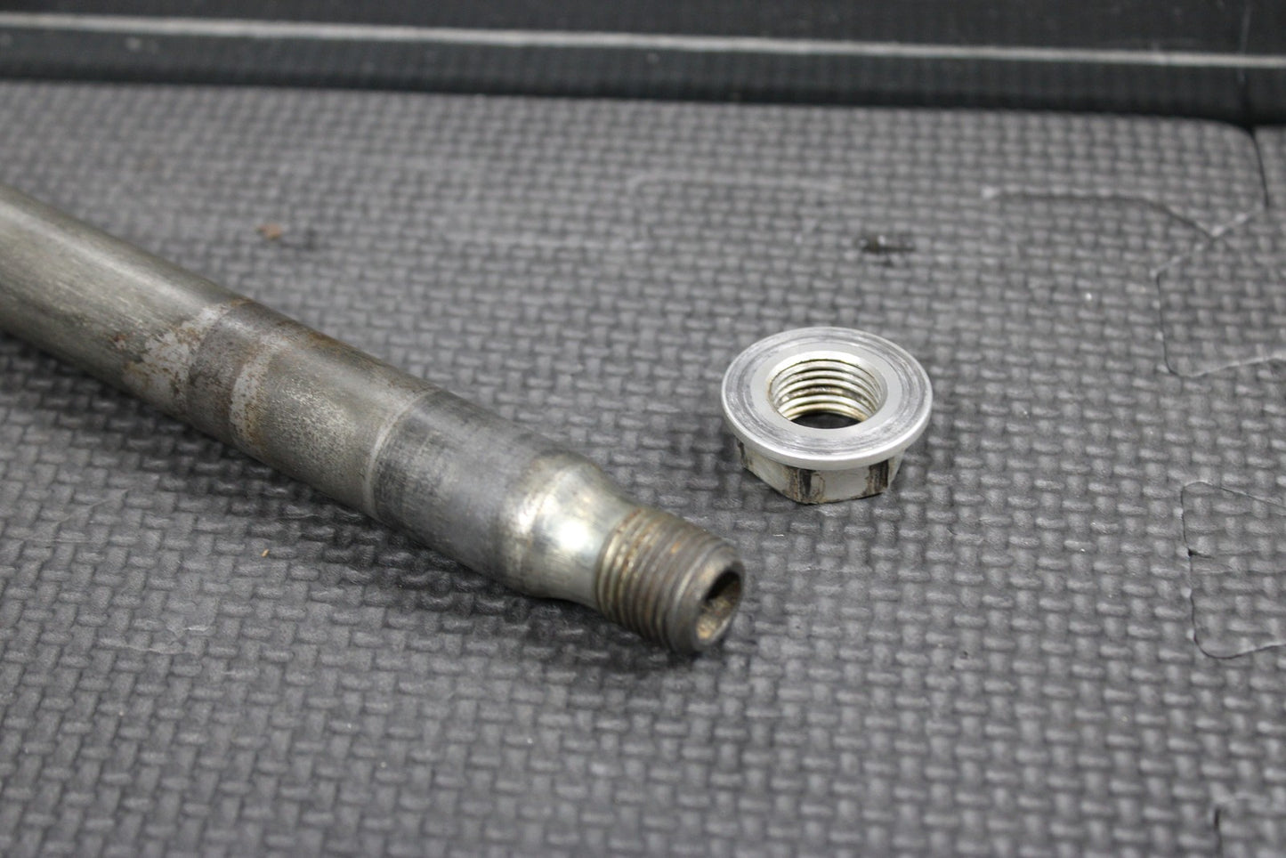 2007 HONDA 04 - 22 CRF450R OEM FRONT WHEEL RIM AXLE PIVOT BOLT 44301 - MEN - 000 - hggarage