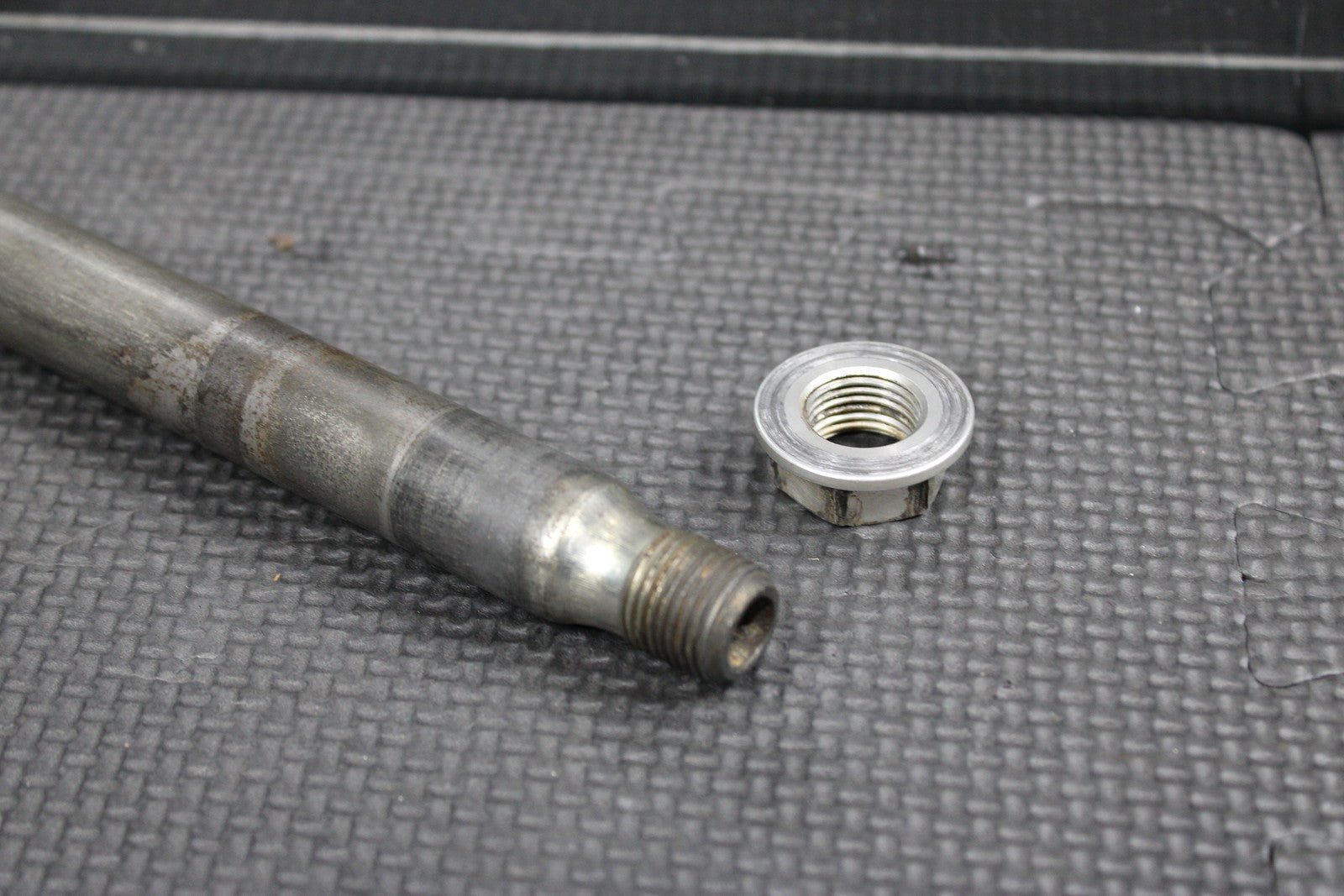 2007 HONDA 04 - 22 CRF450R OEM FRONT WHEEL RIM AXLE PIVOT BOLT 44301 - MEN - 000 - hggarage
