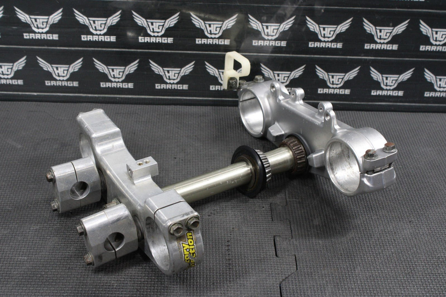 2002 YAMAHA YZ250 OEM FRONT FORKS LOWER BILLET UPPER TRIPLE TREE STEM CLAMP - hggarage