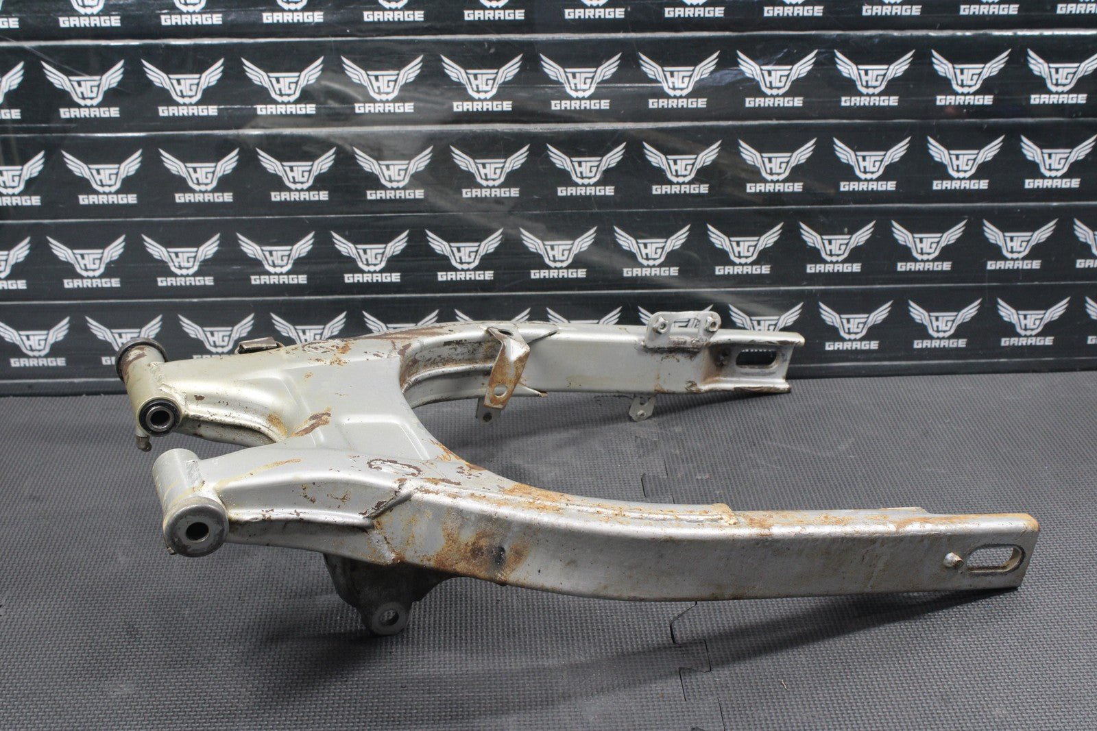 1987 YAMAHA TW200 OEM SWINGARM SWING ARM SUSPENSION 2JX - 22110 - 10 - 35 - hggarage