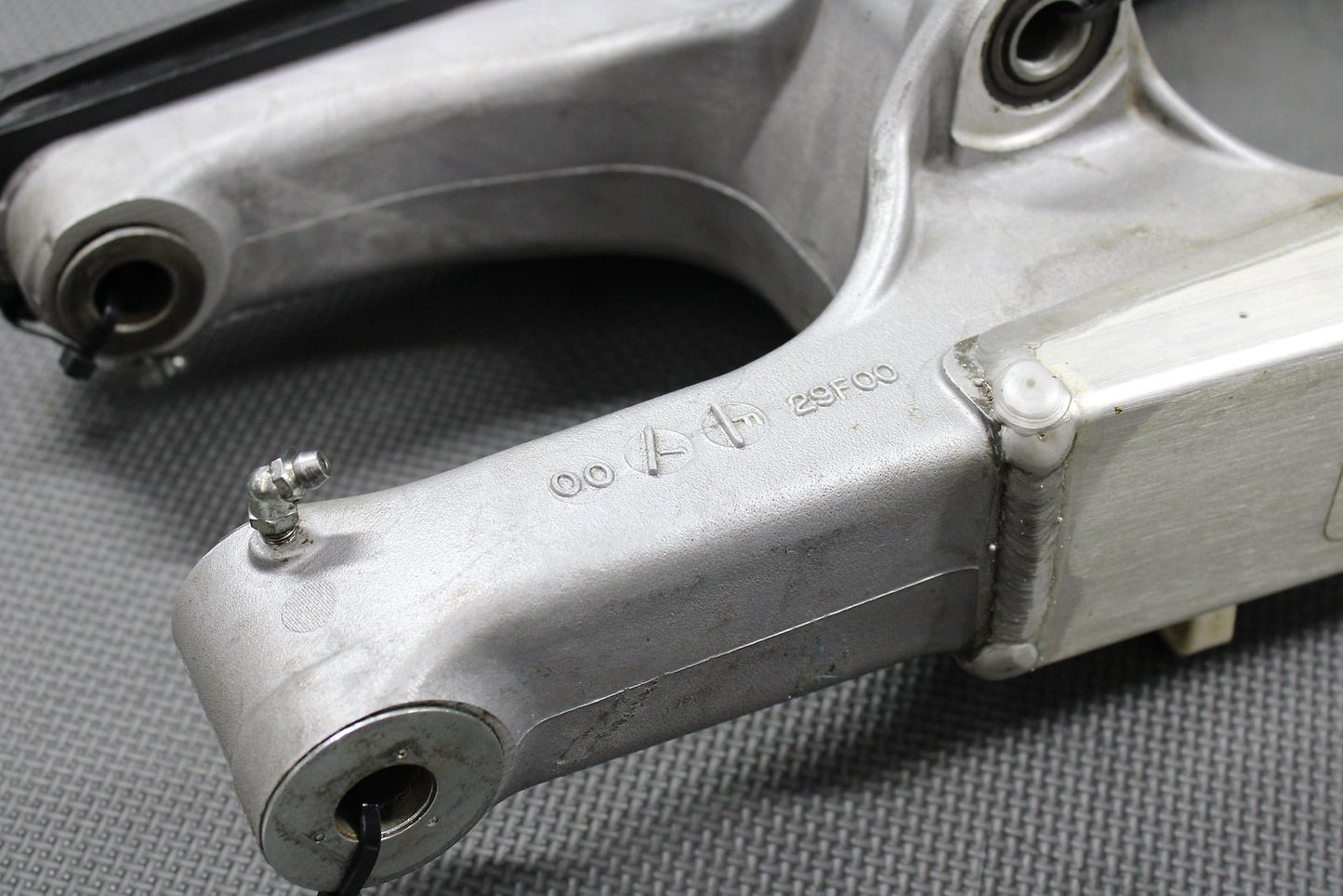 2000 SUZUKI 00 - 07 DRZ400 DRZ400E OEM SWINGARM SWING ARM SUSPENSION 61000 - 29F00 - hggarage