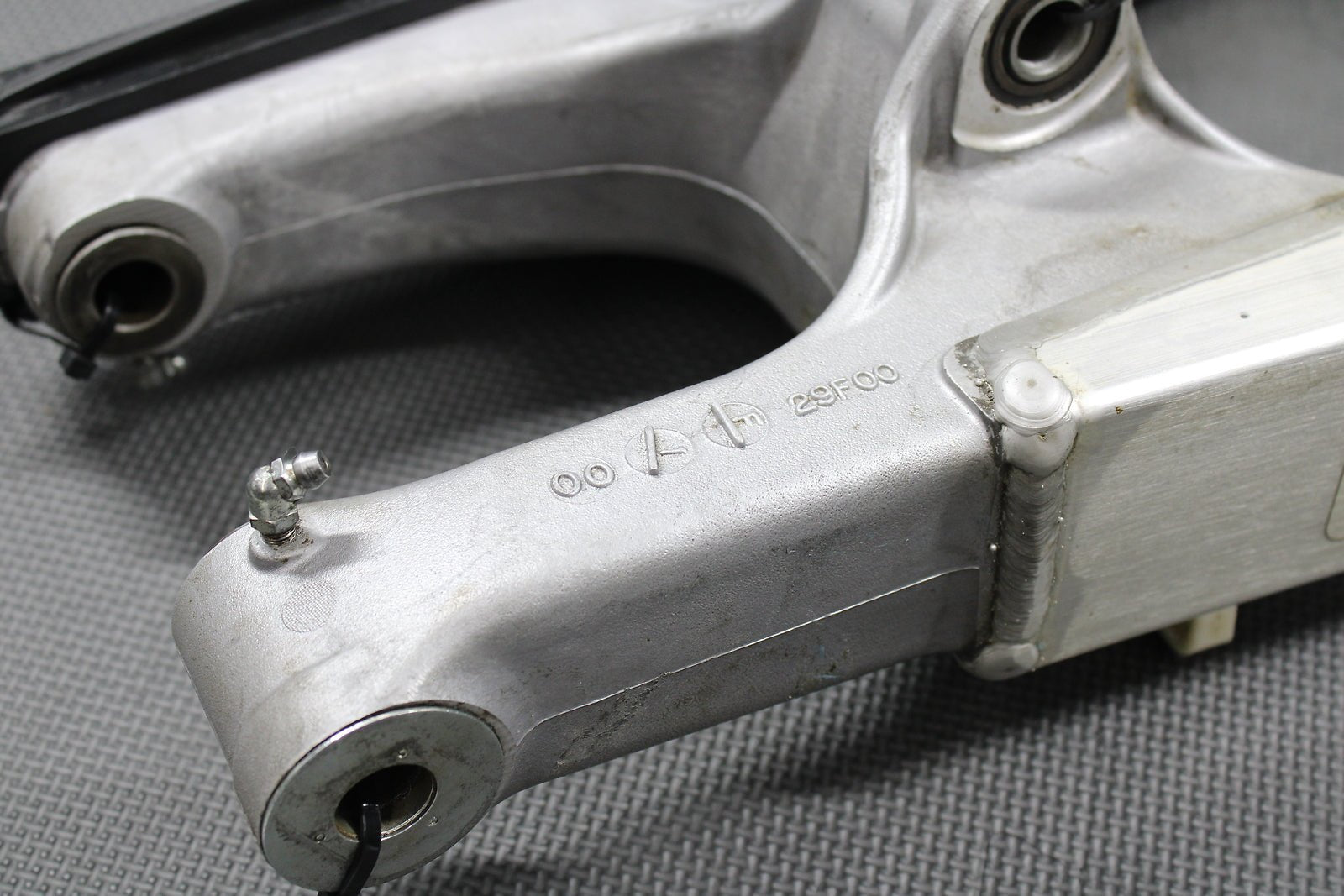 2000 SUZUKI 00 - 07 DRZ400 DRZ400E OEM SWINGARM SWING ARM SUSPENSION 61000 - 29F00 - hggarage