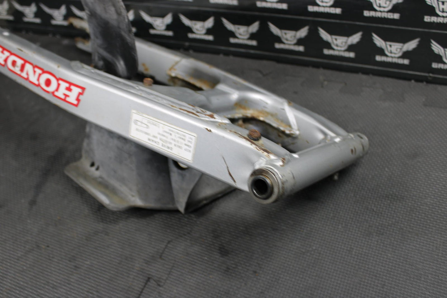 1998 HONDA XR200R 1991 / 93 - 99 OEM SWINGARM SWING ARM SUSPENSION 52100 - KT0 - 870 - hggarage