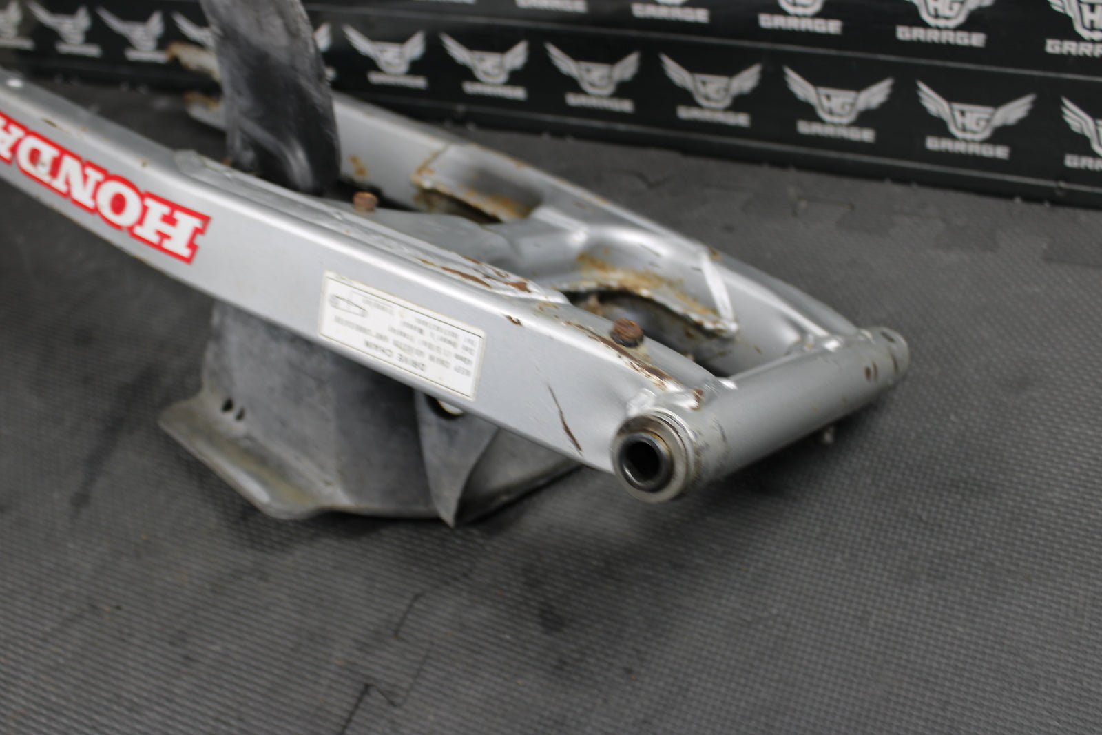 1998 HONDA XR200R 1991 / 93 - 99 OEM SWINGARM SWING ARM SUSPENSION 52100 - KT0 - 870 - hggarage